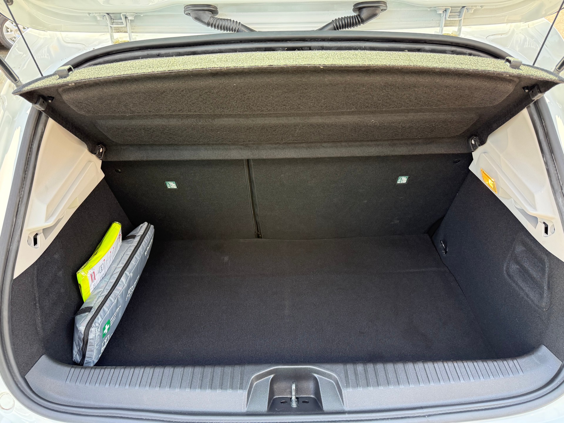 RENAULT Clio 1.6 E-Tech Zen-image-11
