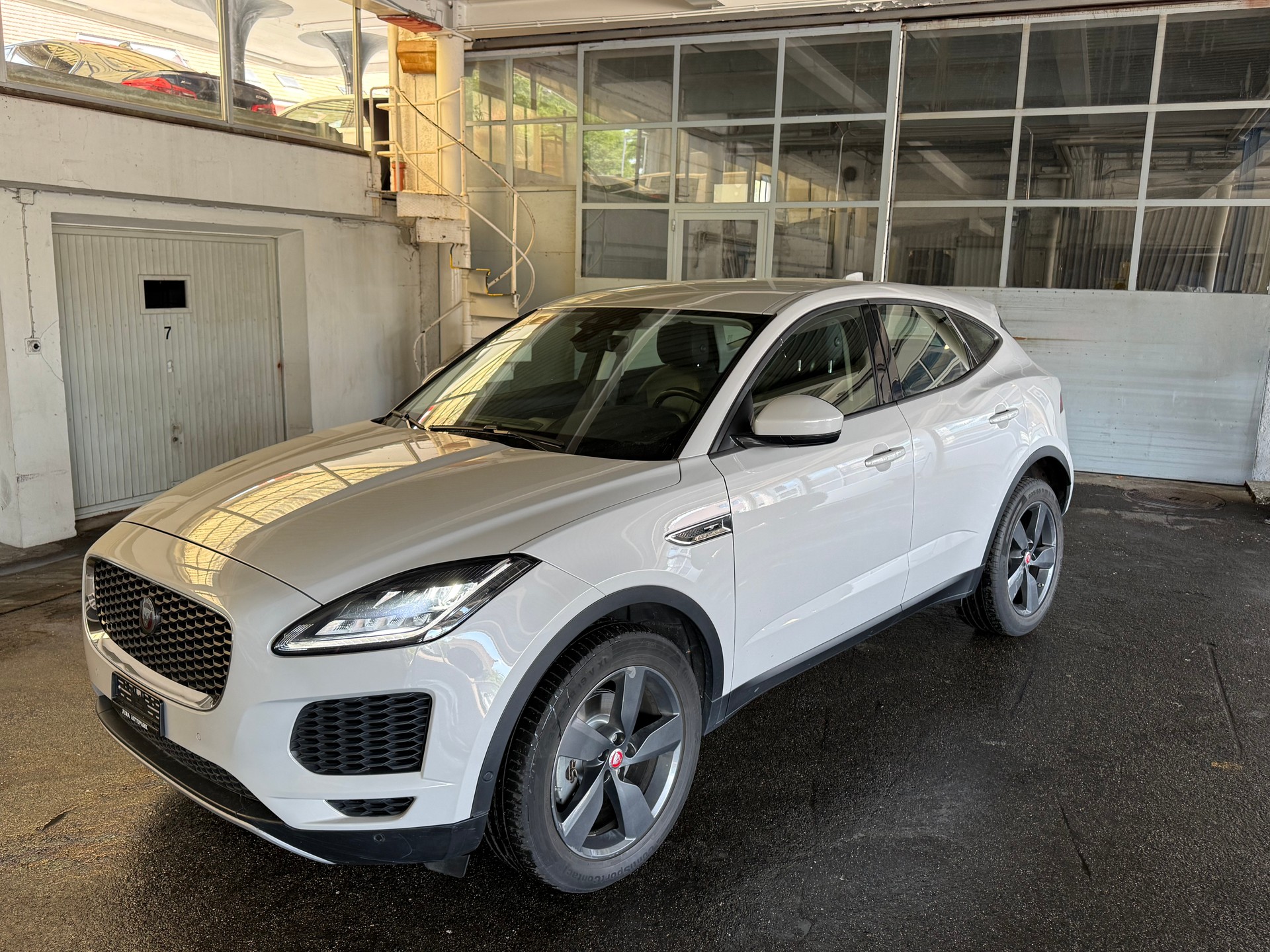 JAGUAR E-Pace 2.0d D150 AWD Automatik-image-0