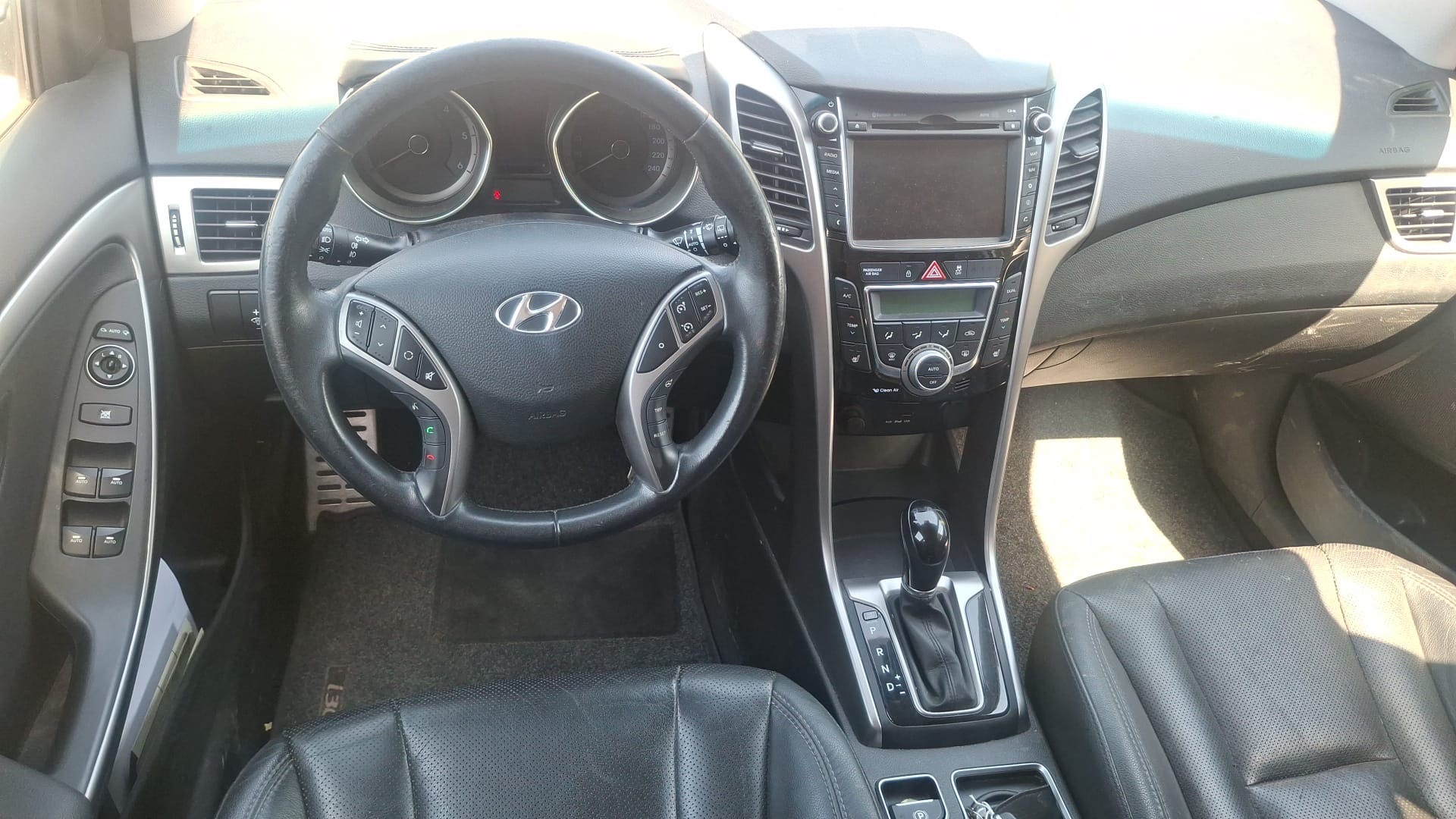 HYUNDAI i30 Wagon 1.6 CRDi Premium Automatic-image-6
