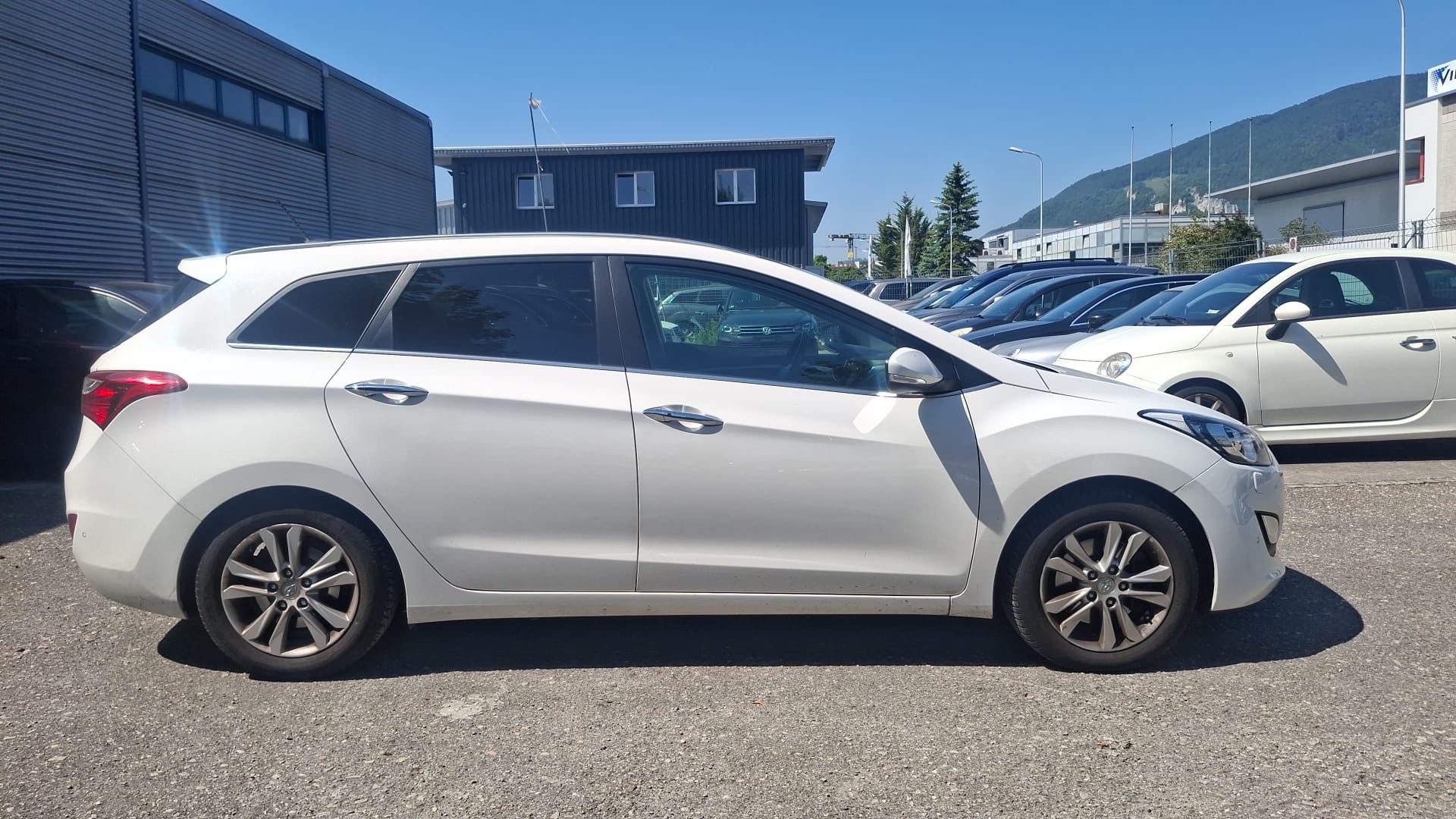 HYUNDAI i30 Wagon 1.6 CRDi Premium Automatic-image-1