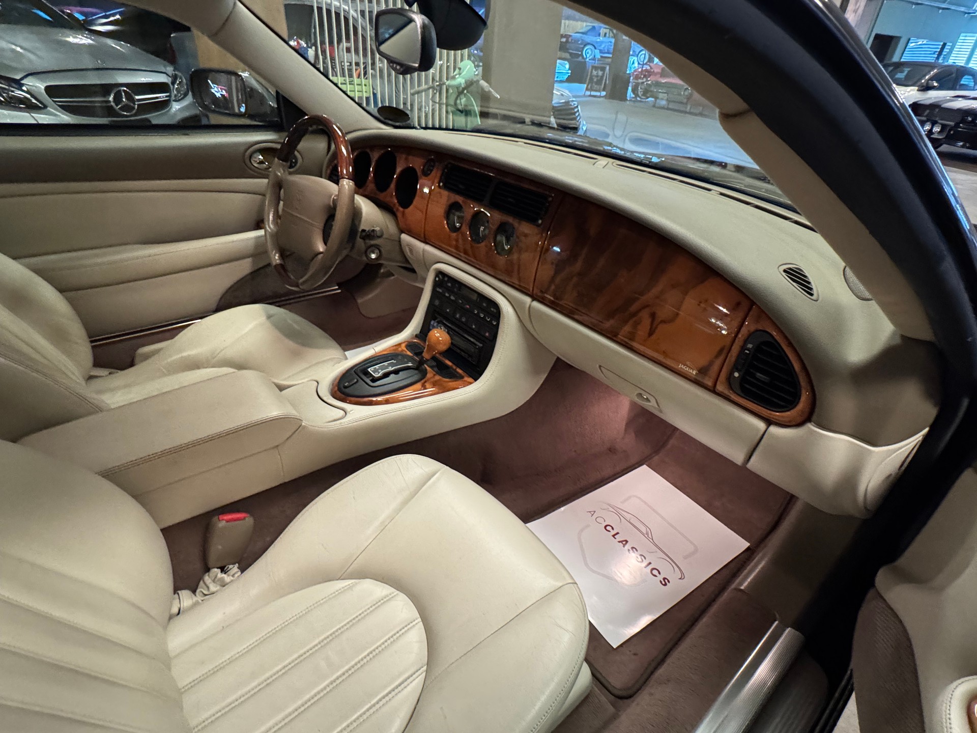 JAGUAR XK8-image-11