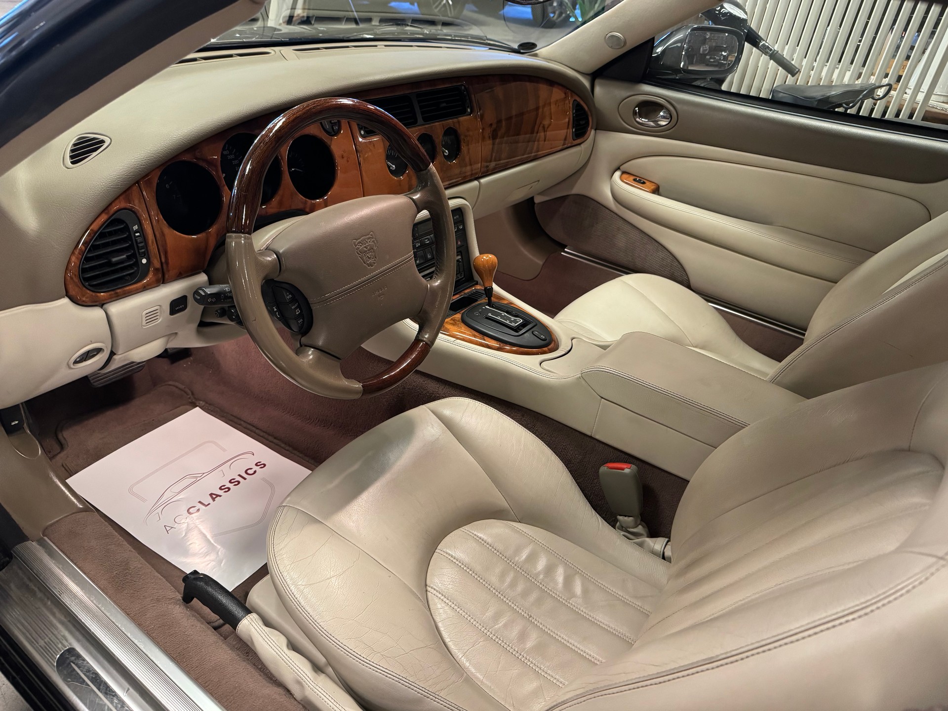 JAGUAR XK8-image-9