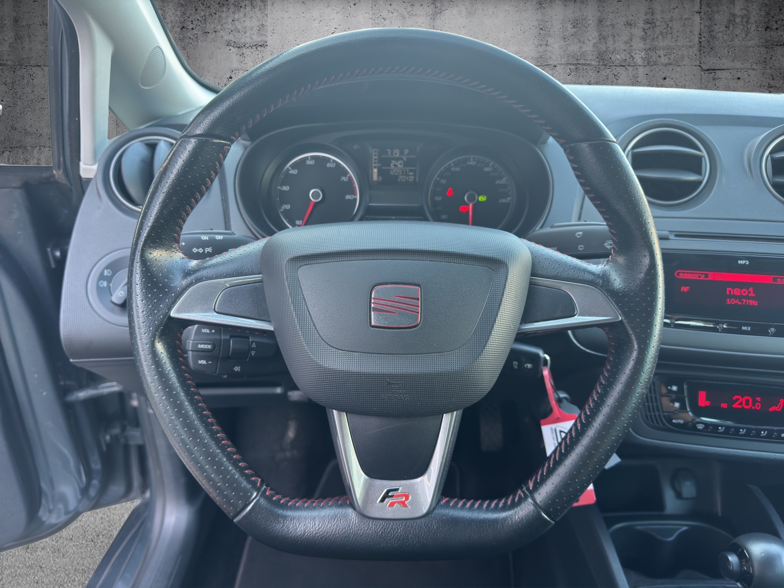 SEAT Ibiza 1.4 TSI FR DSG-image-12