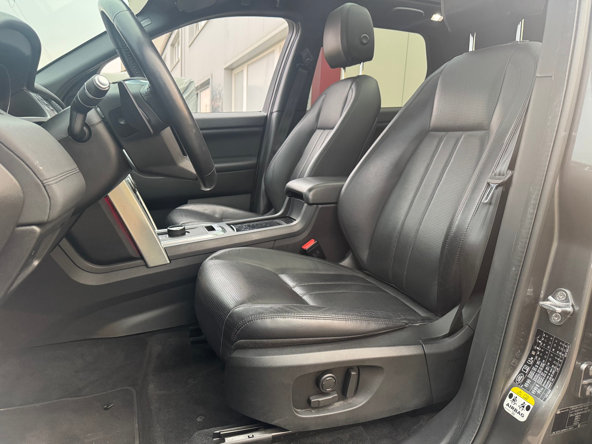LAND ROVER Discovery Sport 2.0 TD4 HSE AT9-image-9