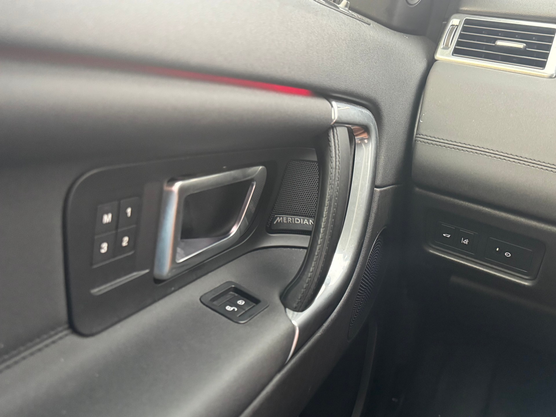LAND ROVER Discovery Sport 2.0 TD4 HSE AT9-image-14