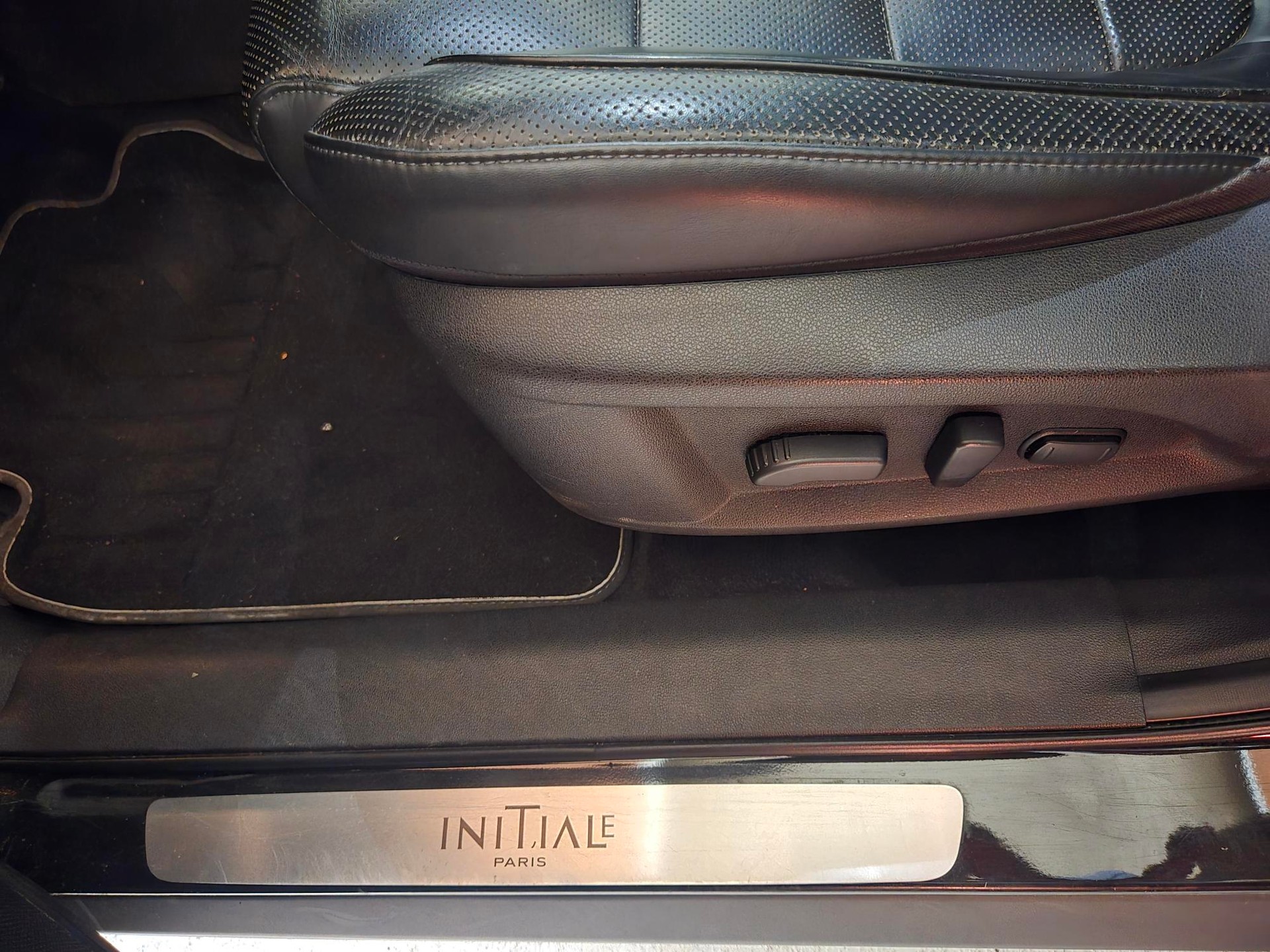 RENAULT 2.0 dCi Initiale Paris 4x4 Xtronic CVT-image-1