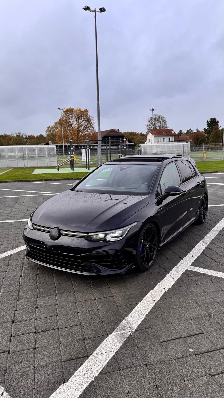 VW Golf 2.0 TSI R DSG 4Motion-image-2