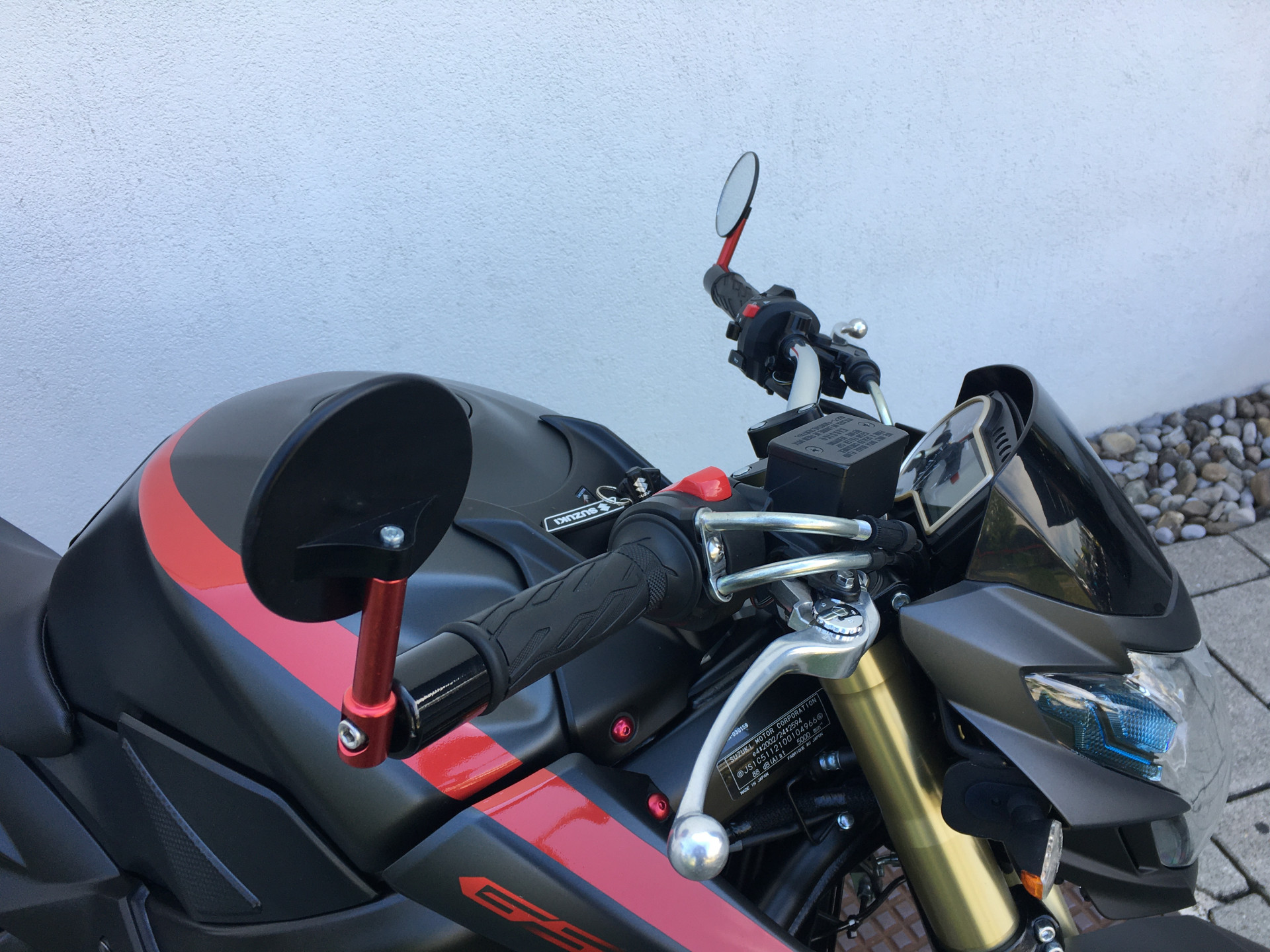 SUZUKI GSR 750 A/U-image-8