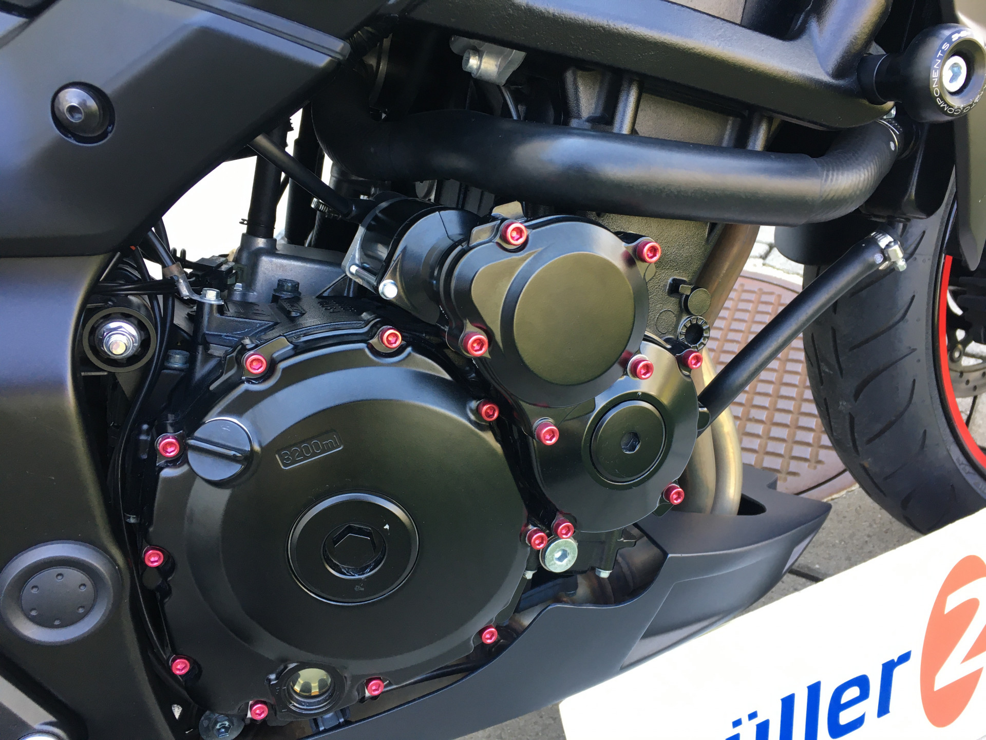 SUZUKI GSR 750 A/U-showroom-element-2
