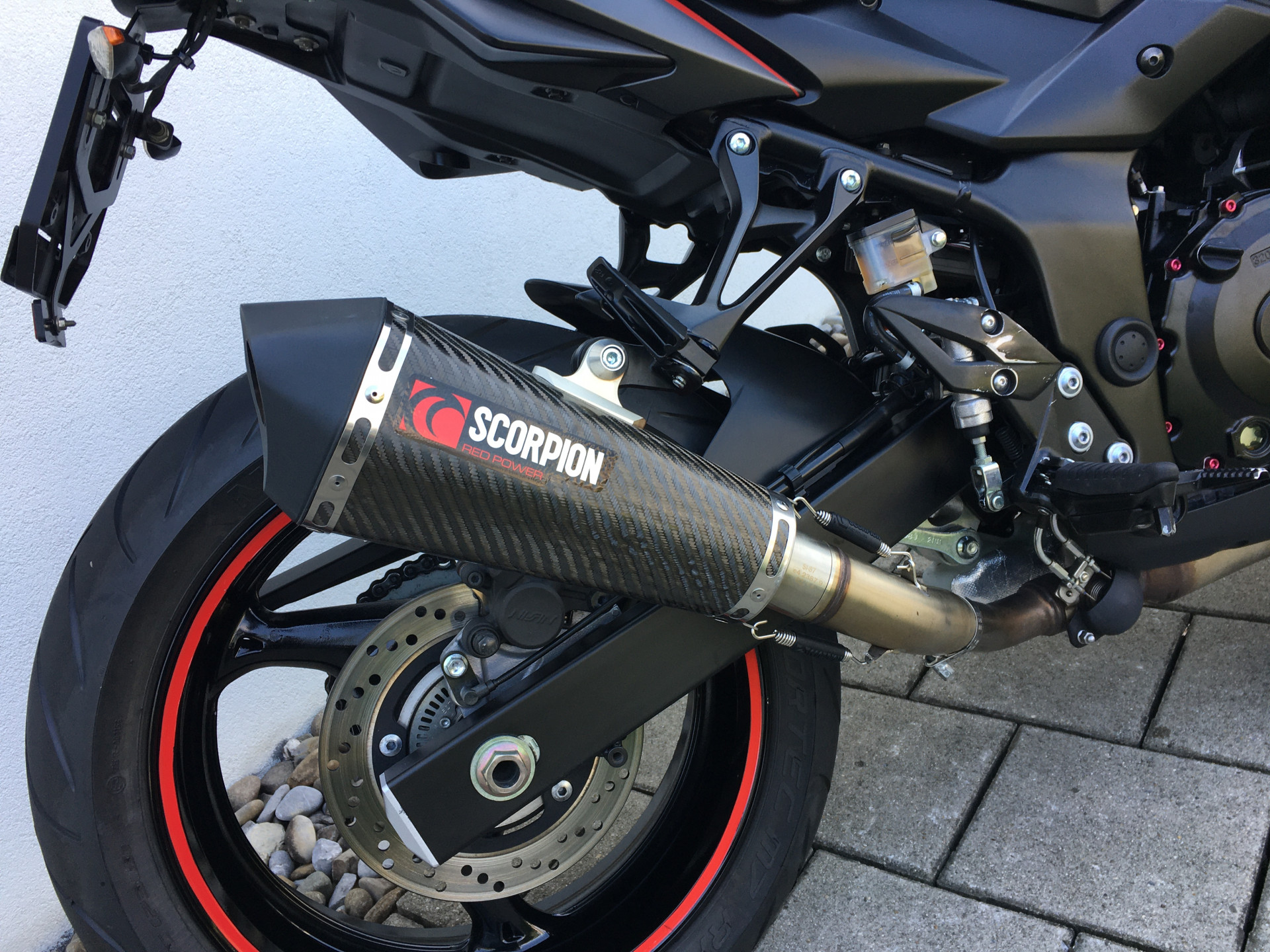 SUZUKI GSR 750 A/U-image-4