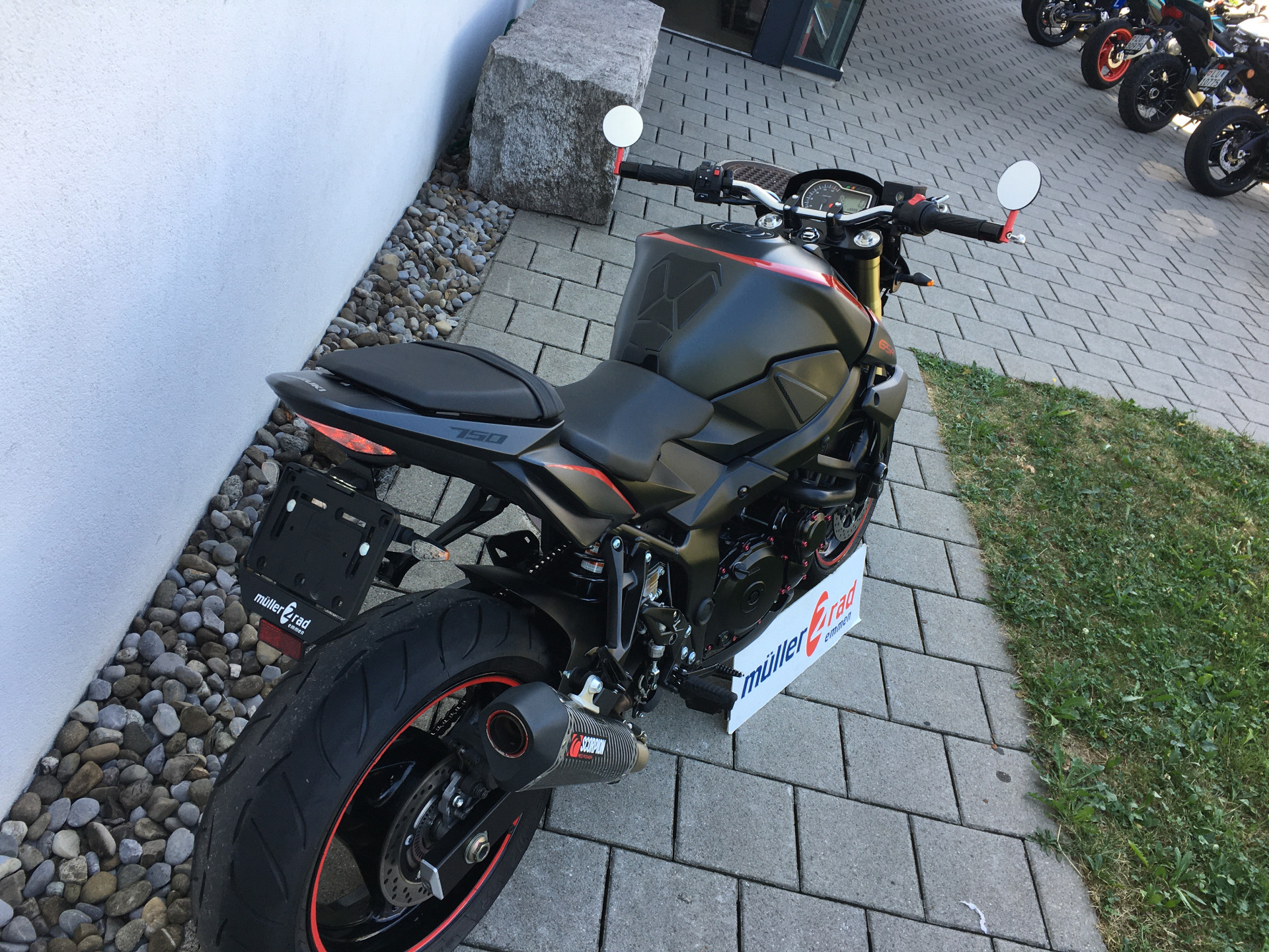 SUZUKI GSR 750 A/U-image-7