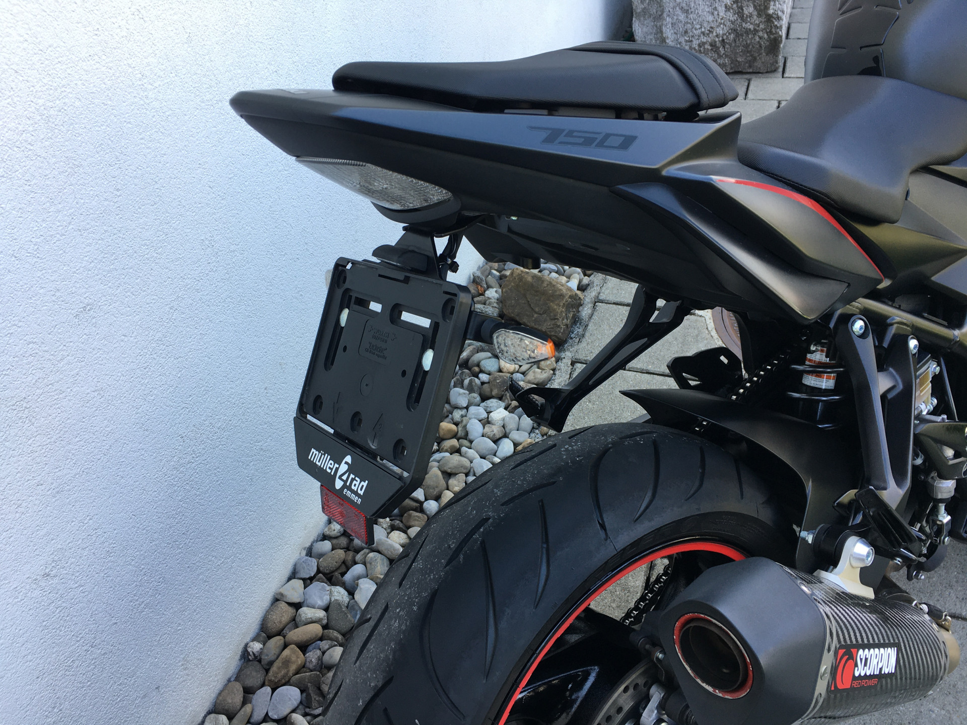SUZUKI GSR 750 A/U-image-5