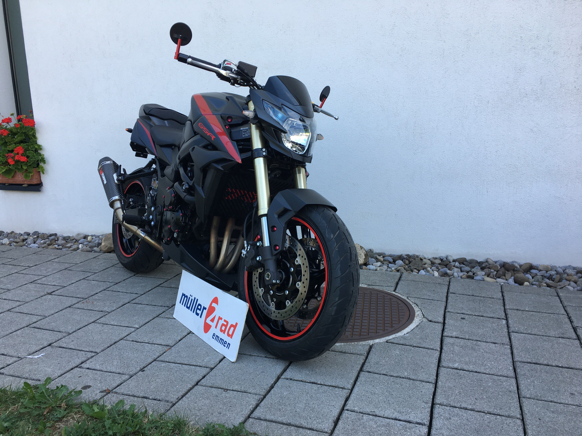 SUZUKI GSR 750 A/U-showroom-element-3