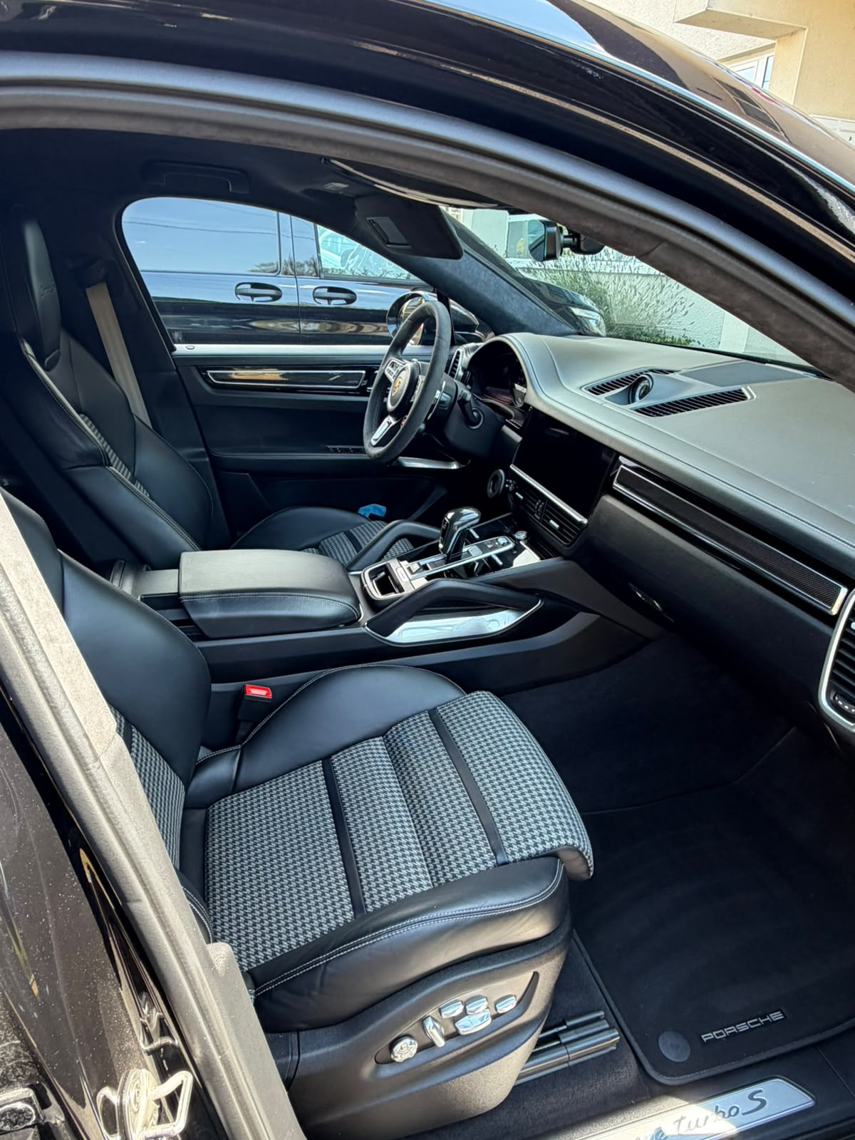 PORSCHE Cayenne Turbo Coupé S E-Hybrid-image-5