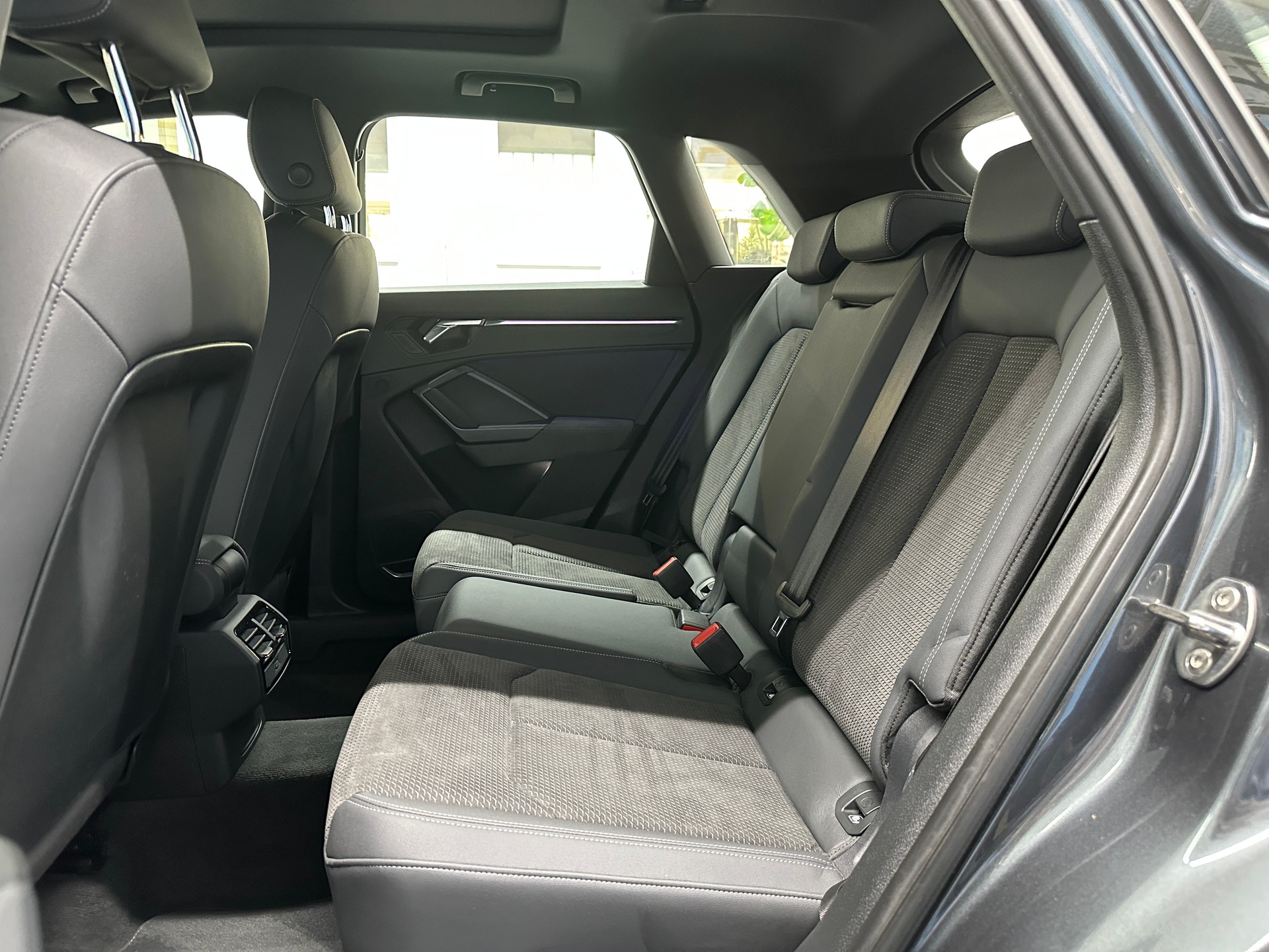 AUDI Q3 45 TFSI S line quattro S-tronic-image-9