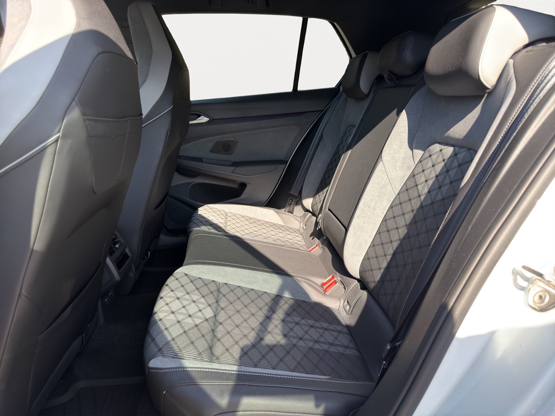 VW Golf 1.5 eTSI R-Line DSG-image-10