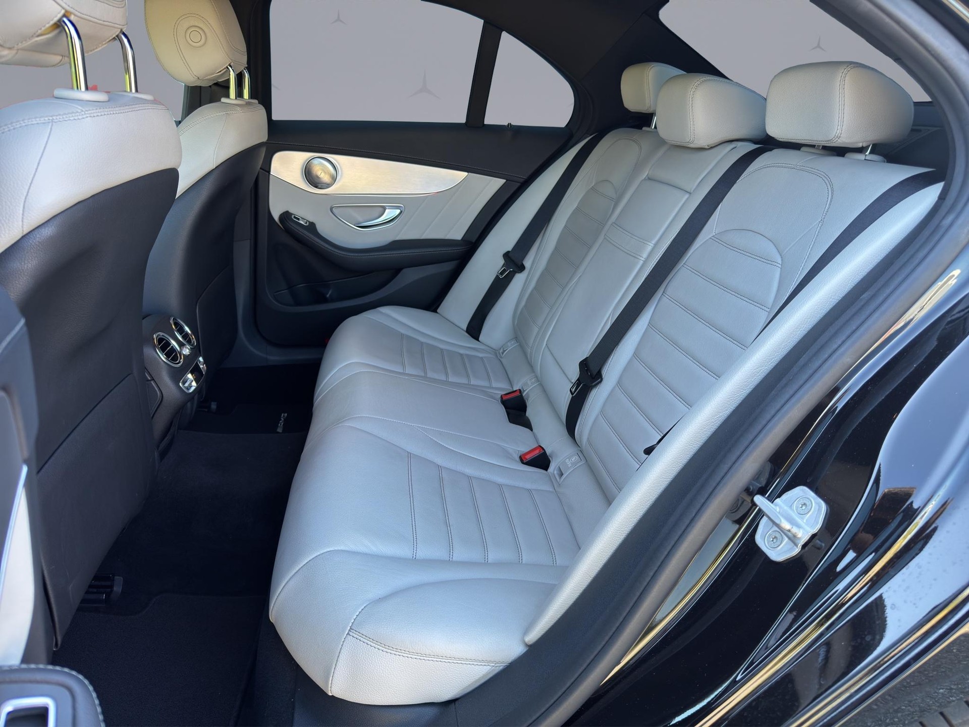MERCEDES-BENZ C 250 AMG Line-image-12