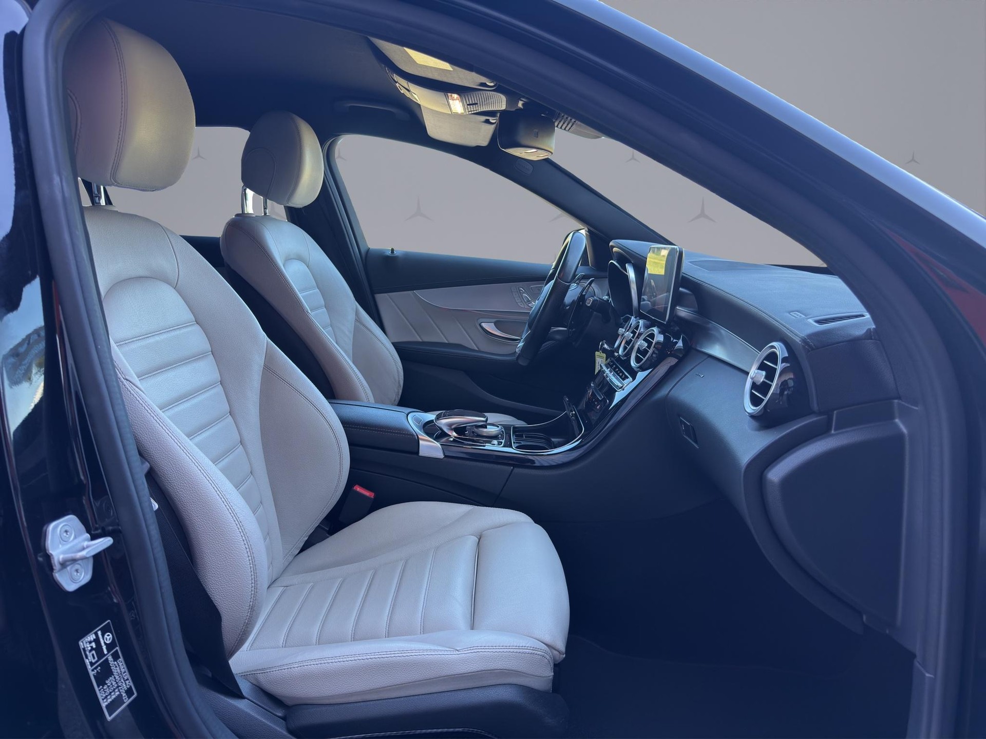 MERCEDES-BENZ C 250 AMG Line-image-16