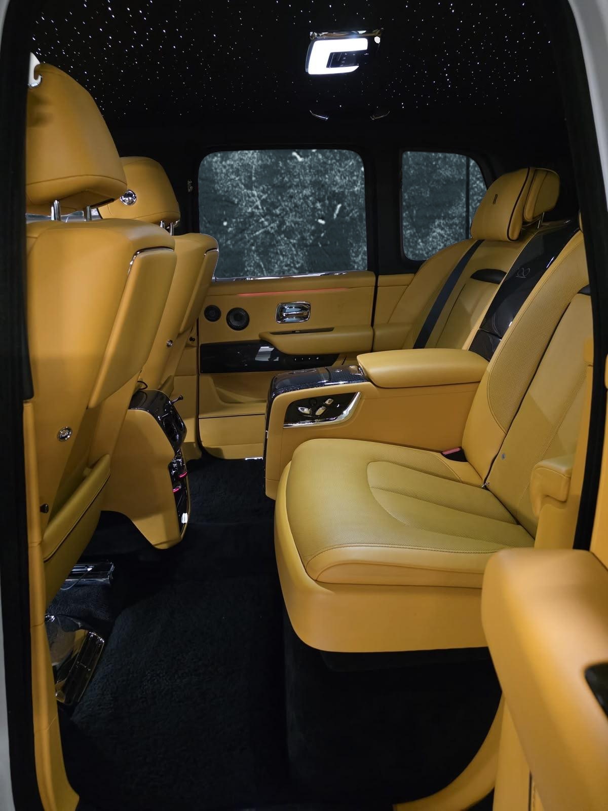 ROLLS-ROYCE Cullinan 6.7 V12 Black Badge *Signature*Mansory Weehls 24"*-image-10