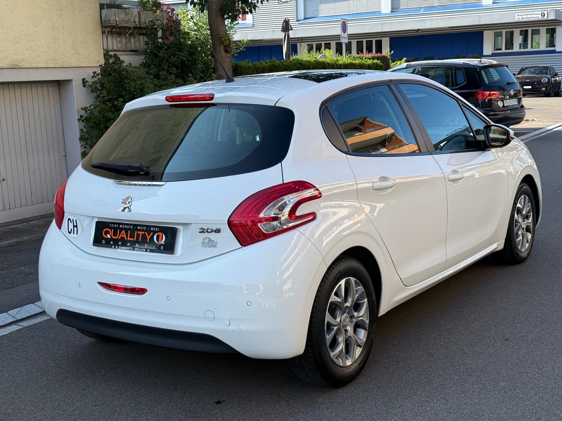 PEUGEOT 208 1.2 VTI Style-image-4