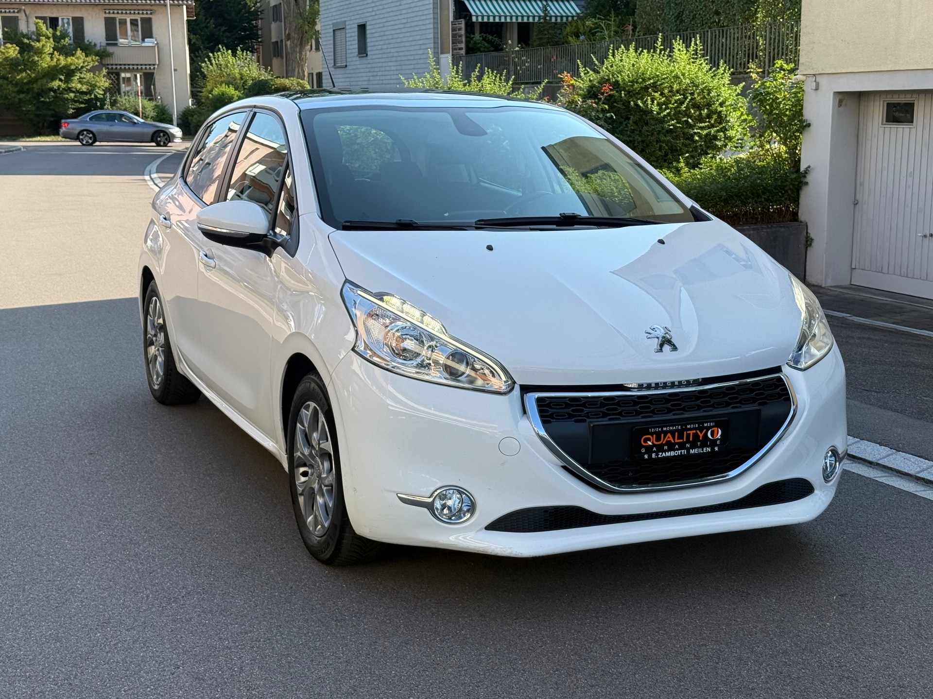 PEUGEOT 208 1.2 VTI Style-image-1
