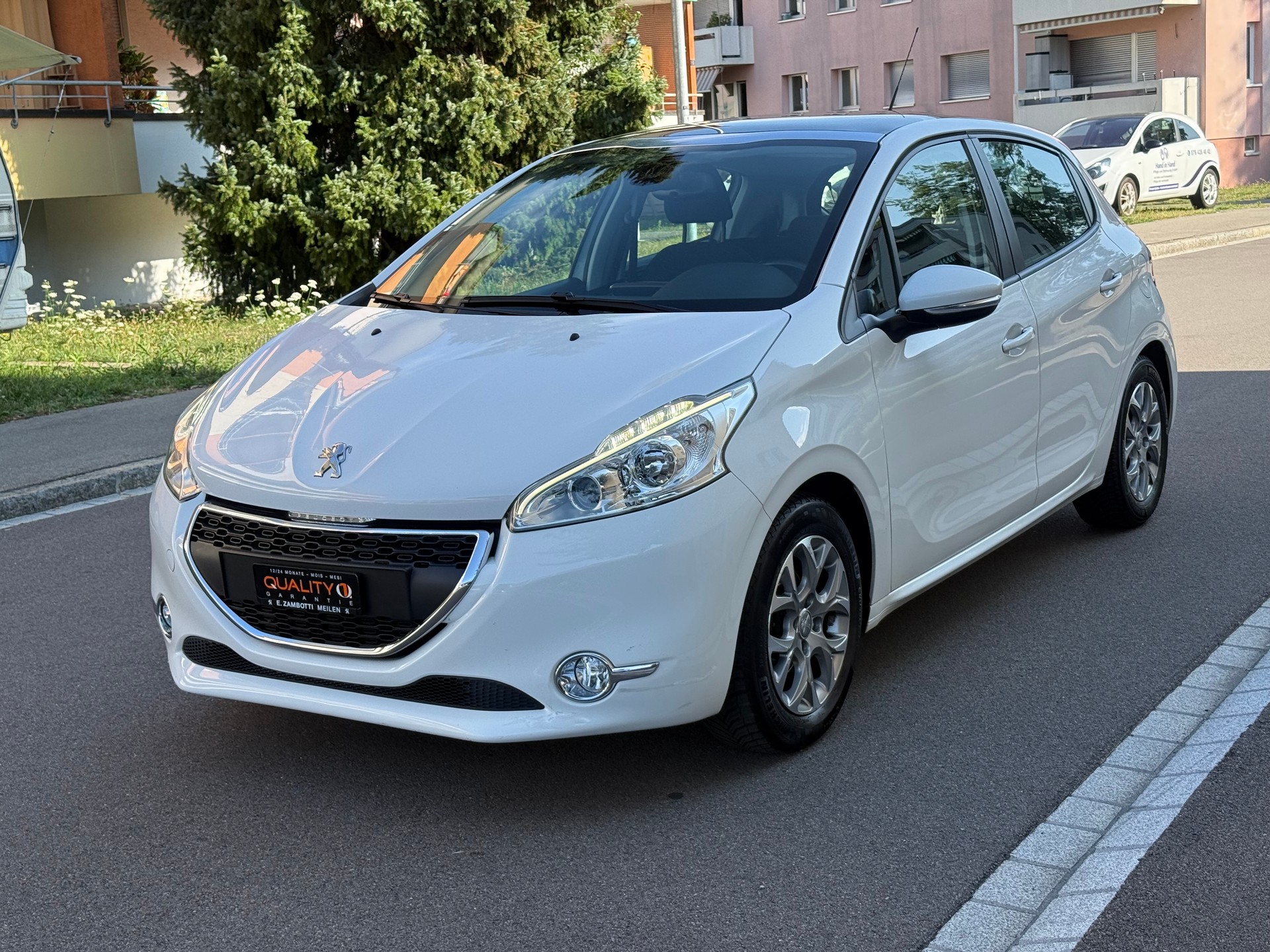 PEUGEOT 208 1.2 VTI Style-image-2