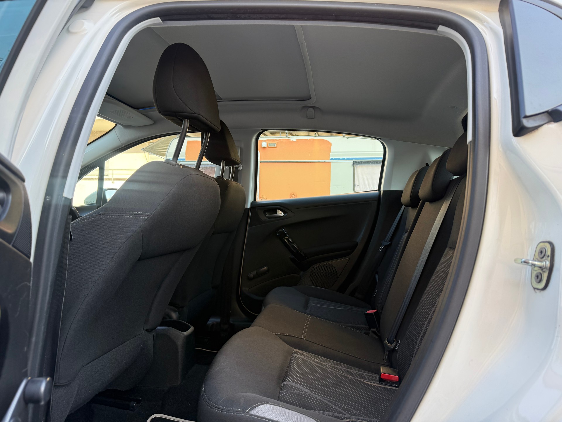 PEUGEOT 208 1.2 VTI Style-image-7