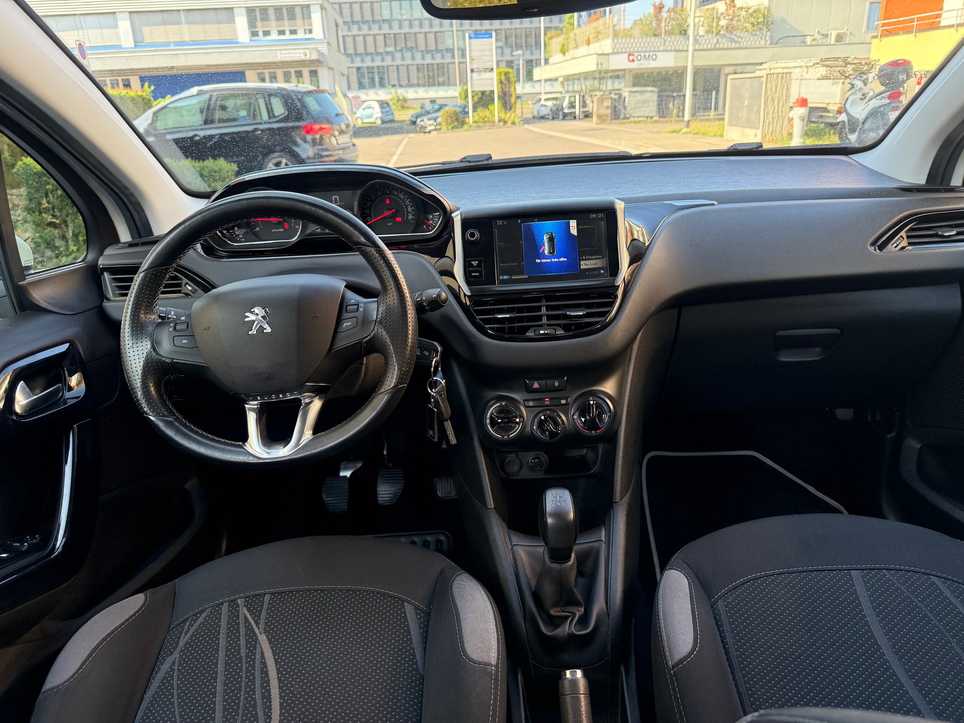 PEUGEOT 208 1.2 VTI Style-image-6