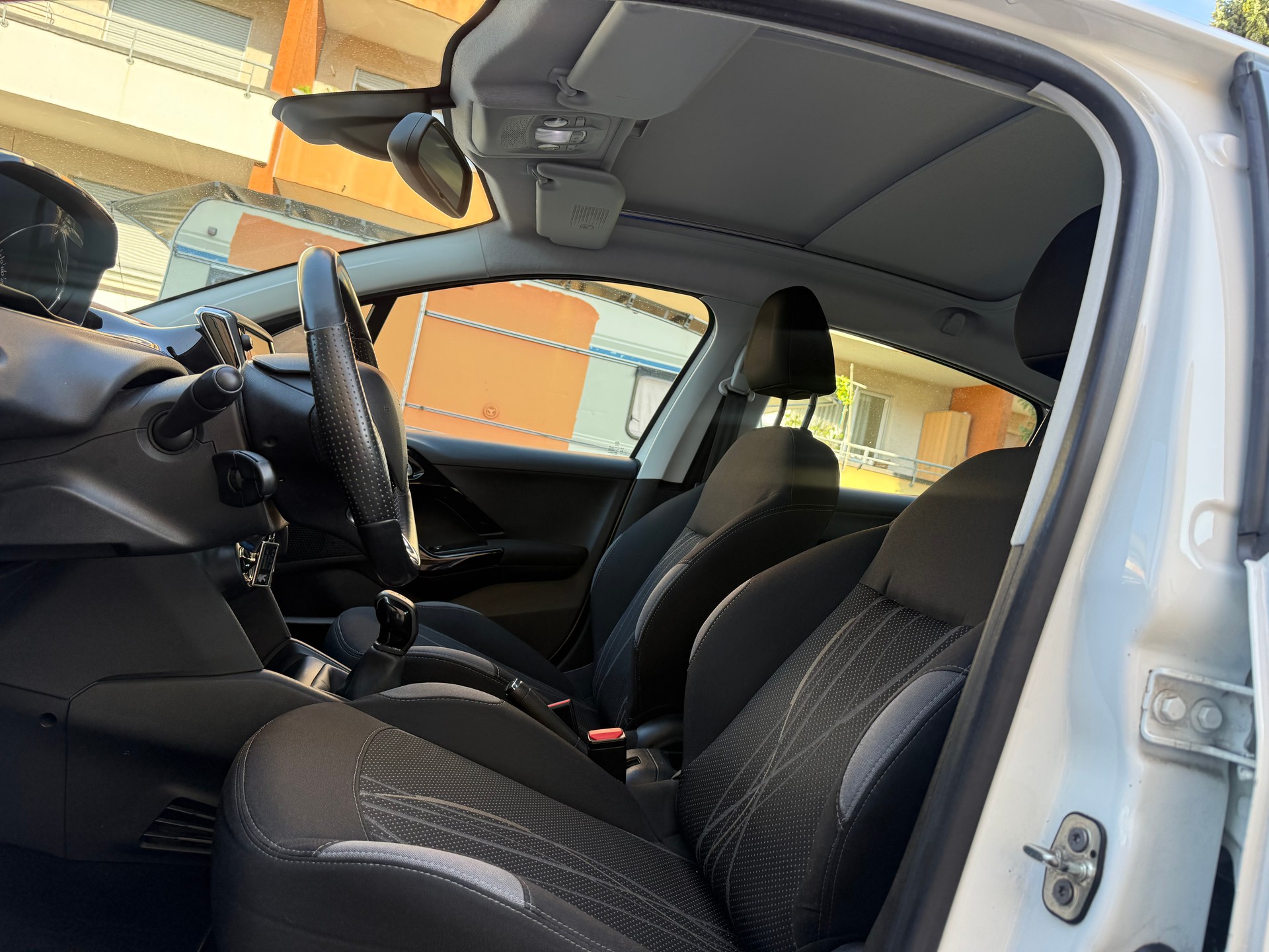 PEUGEOT 208 1.2 VTI Style-image-5