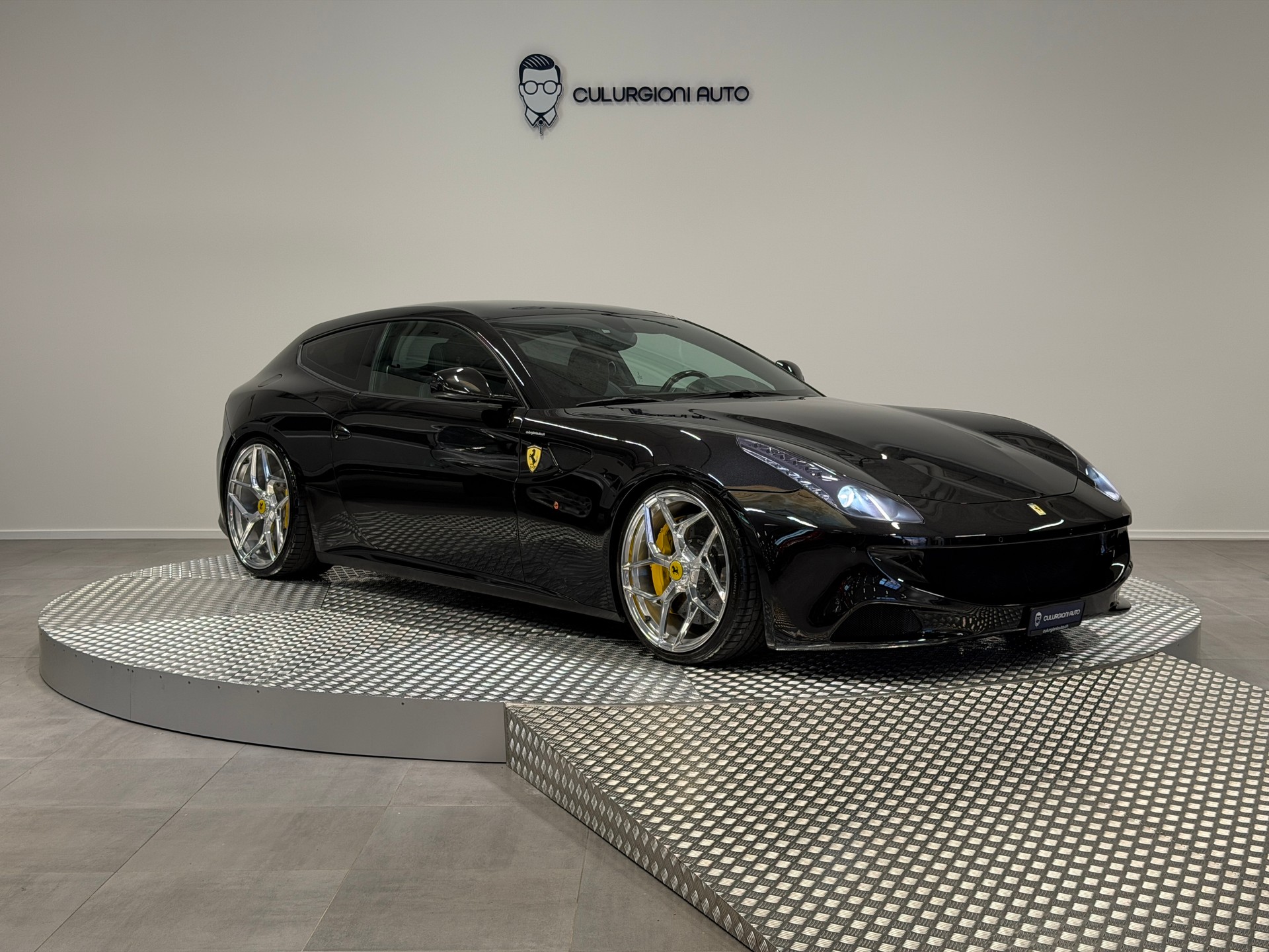 FERRARI FF-showroom-element-2