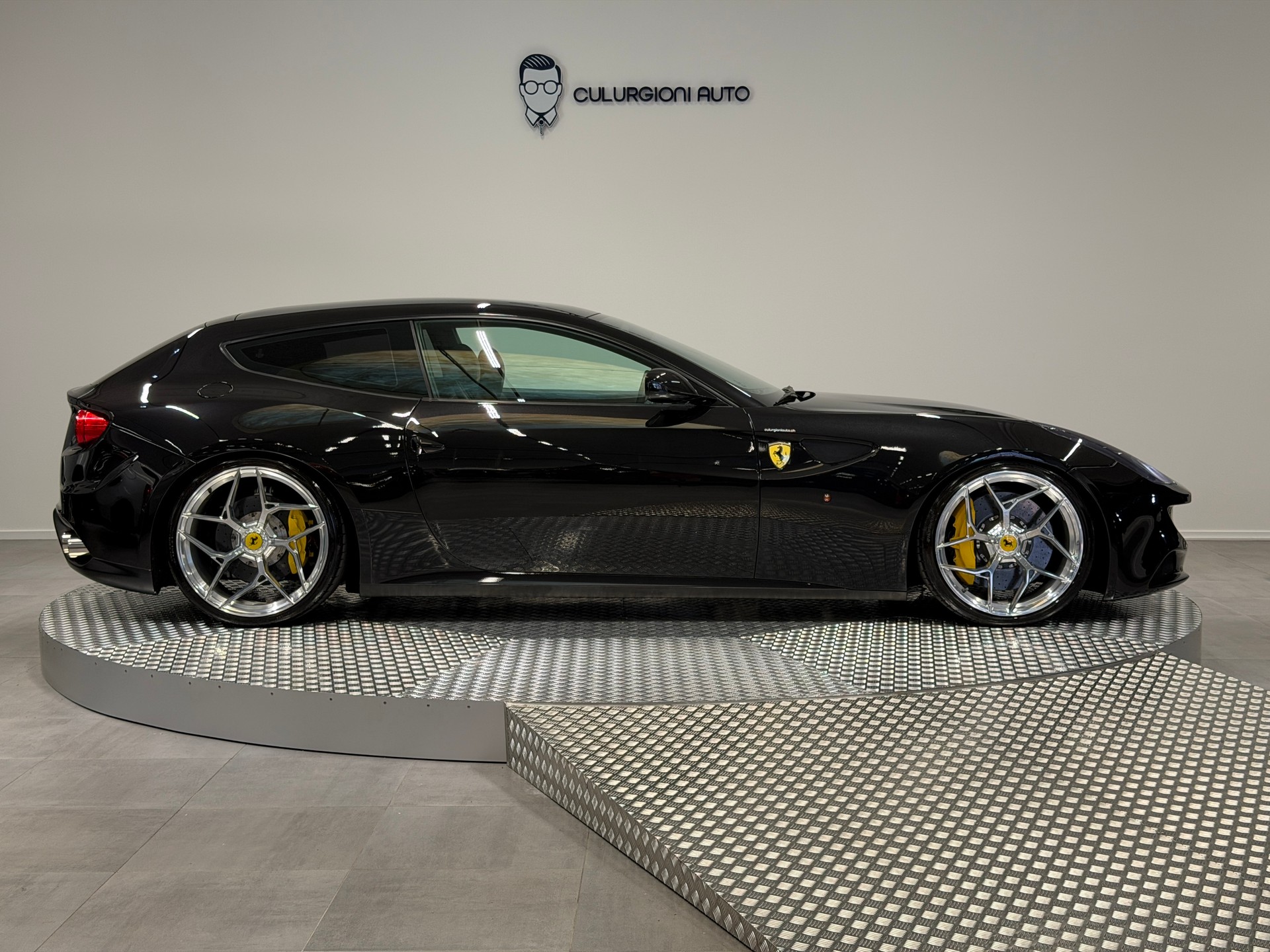 FERRARI FF-showroom-element-3