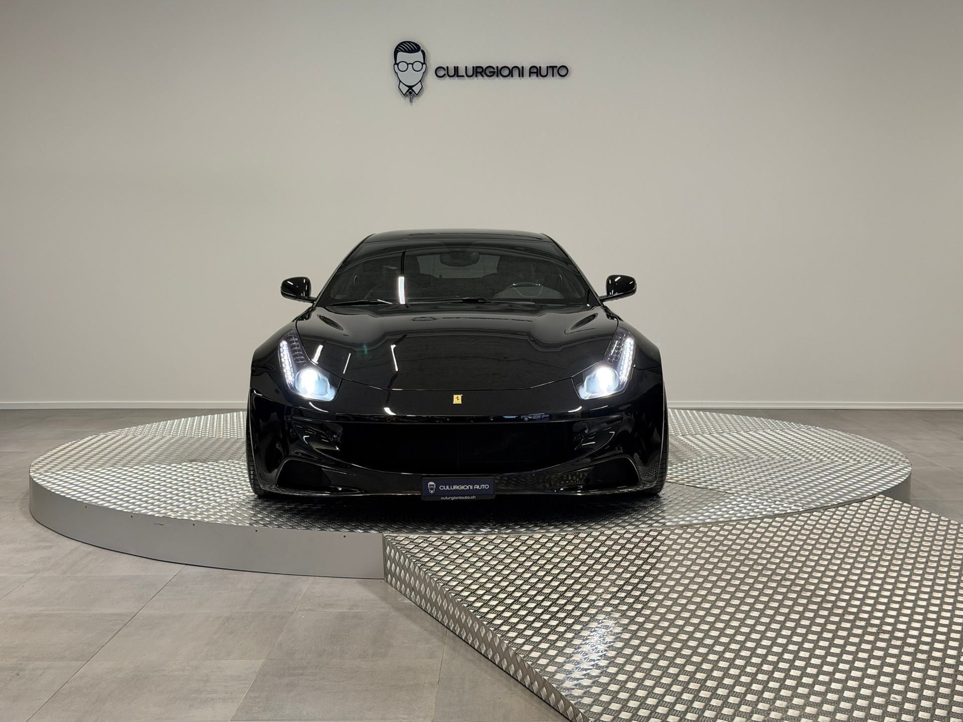 FERRARI FF-showroom-element-1