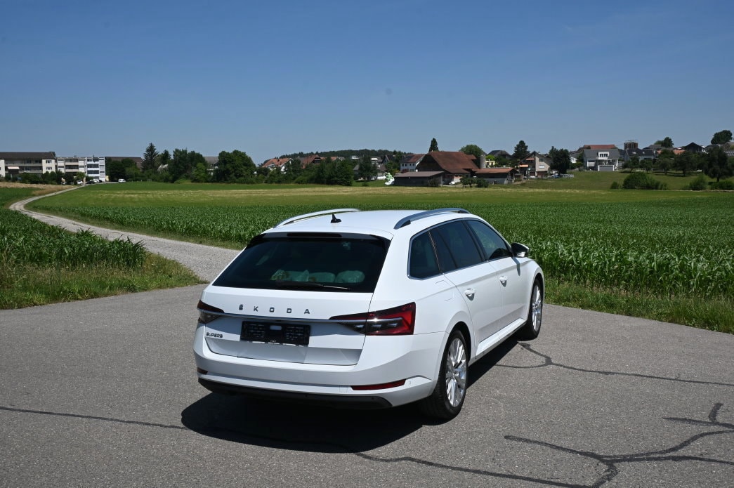 SKODA Superb Combi 2.0 TDi Style DSG-image-2