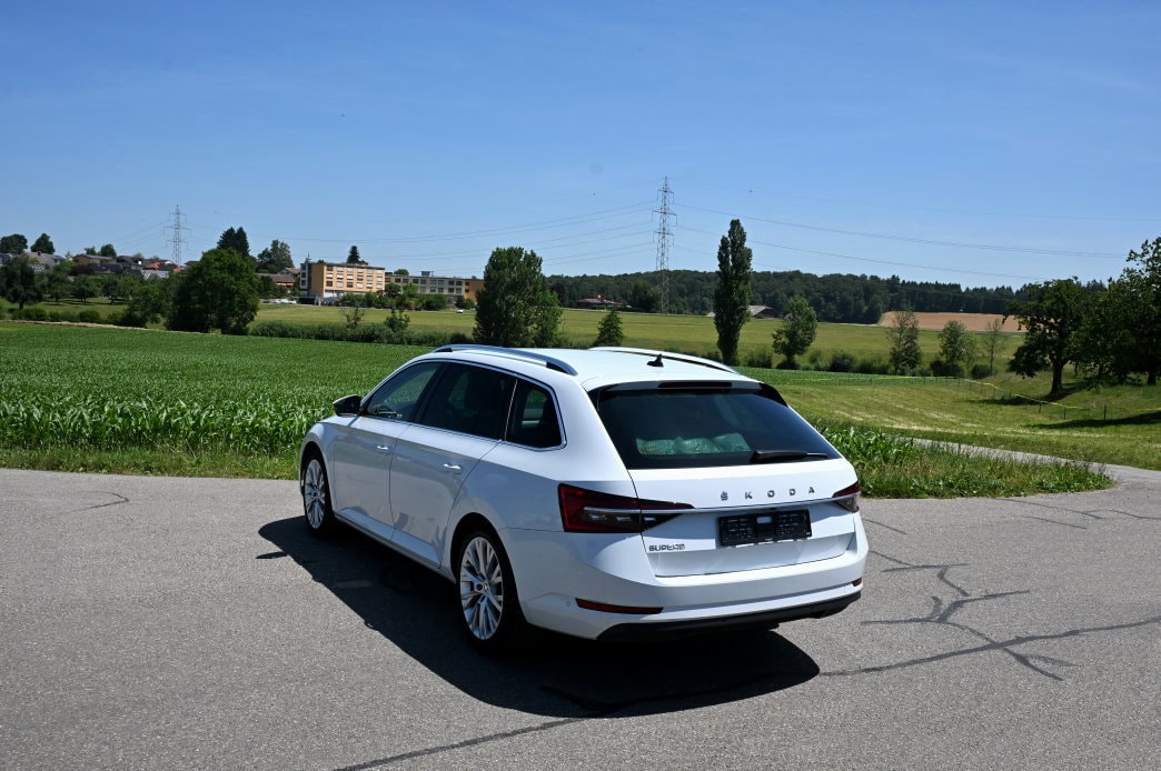 SKODA Superb Combi 2.0 TDi Style DSG-image-3