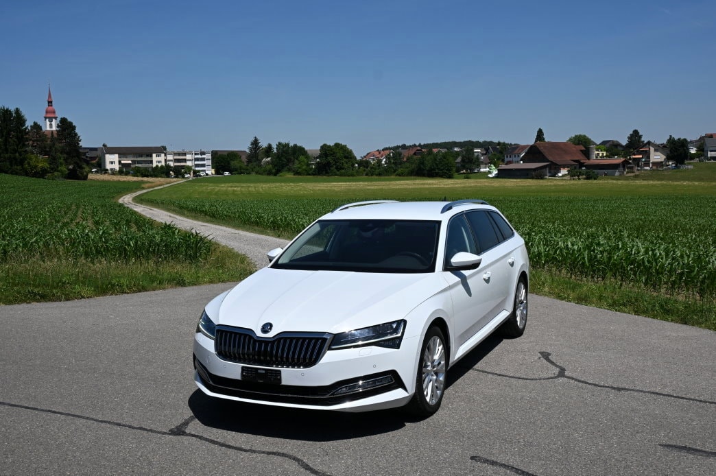 SKODA Superb Combi 2.0 TDi Style DSG-image-0