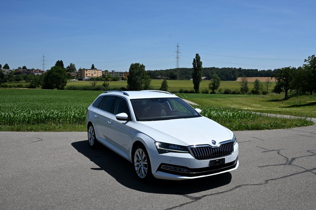 SKODA Superb Combi 2.0 TDi Style DSG-image-1