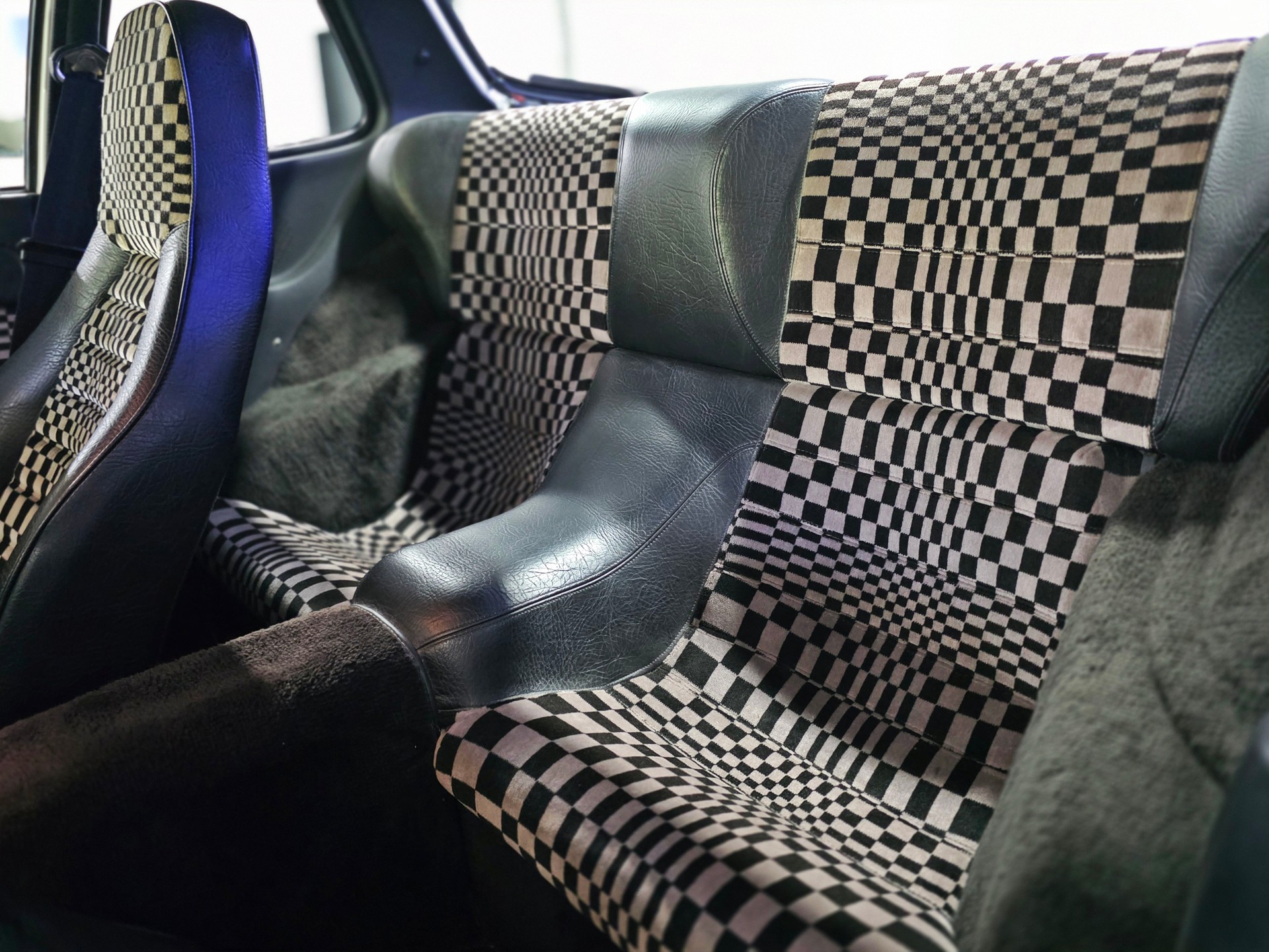 PORSCHE Turbo-image-12