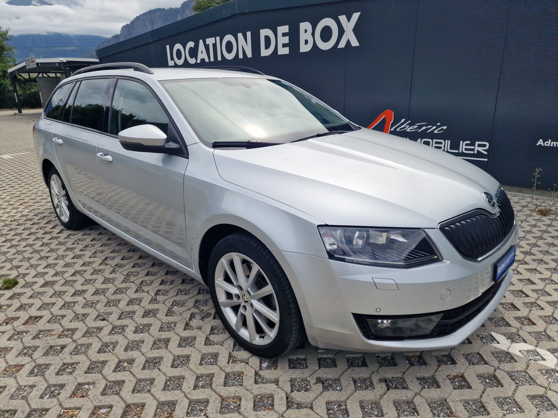SKODA Octavia Combi 1.8 TSI Elegance DSG-image-2