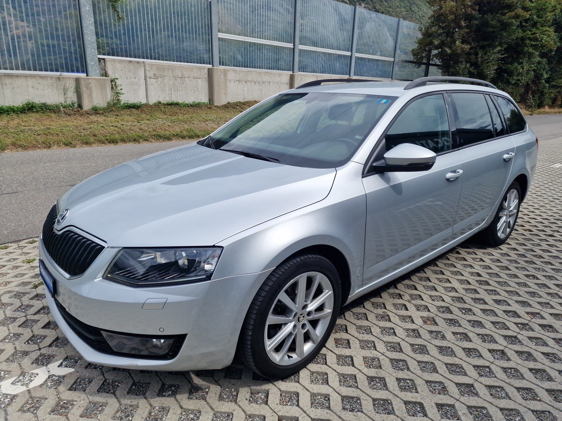 SKODA Octavia Combi 1.8 TSI Elegance DSG-image-1