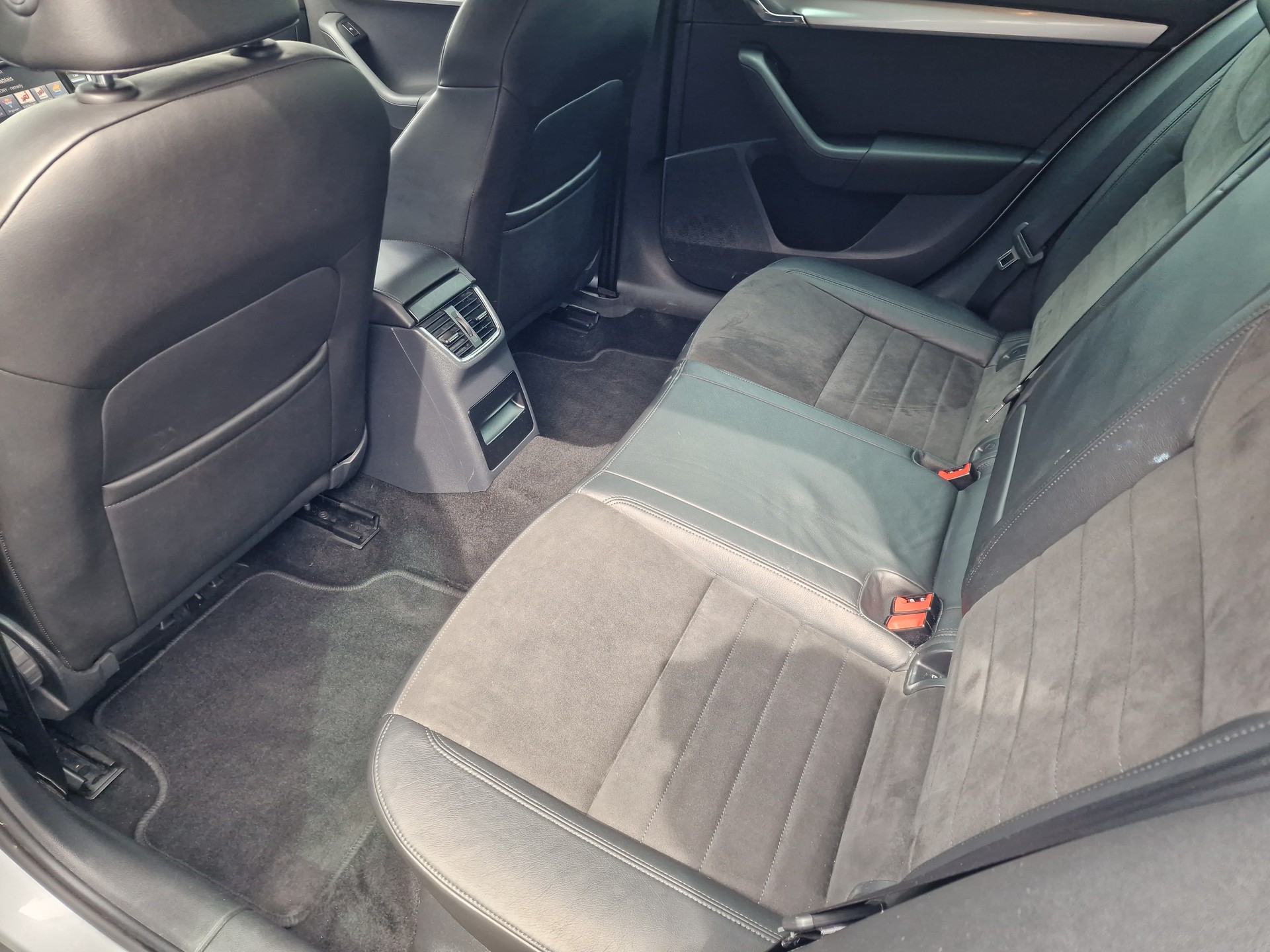SKODA Octavia Combi 1.8 TSI Elegance DSG-image-8