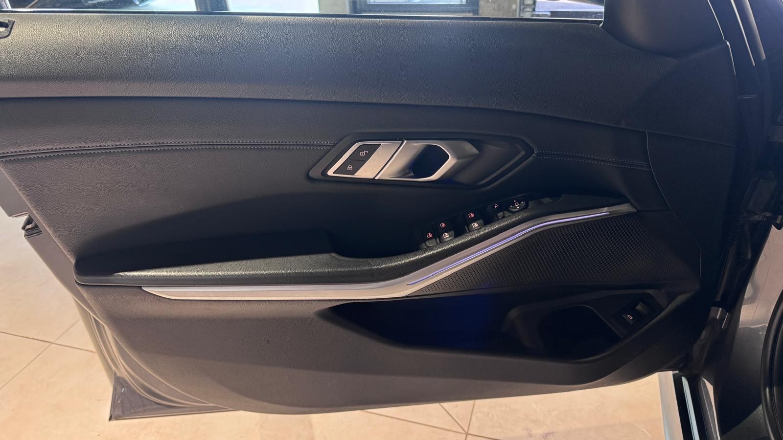 BMW 320d xDrive Touring M Sport Steptronic-image-9