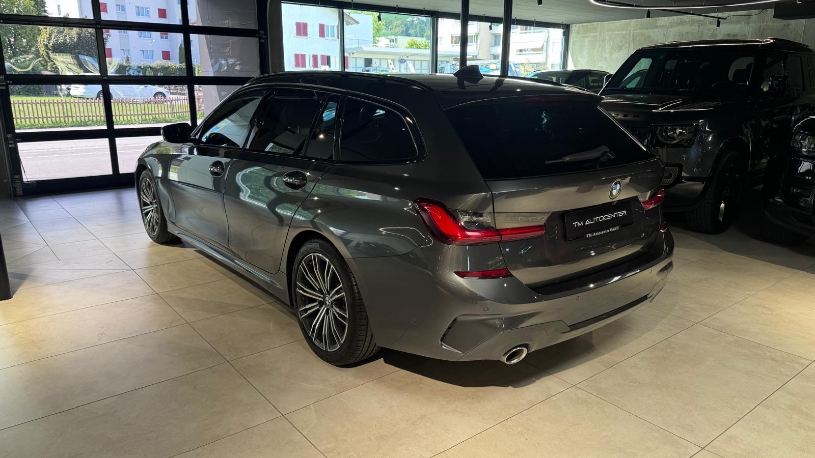 BMW 320d xDrive Touring M Sport Steptronic-image-3