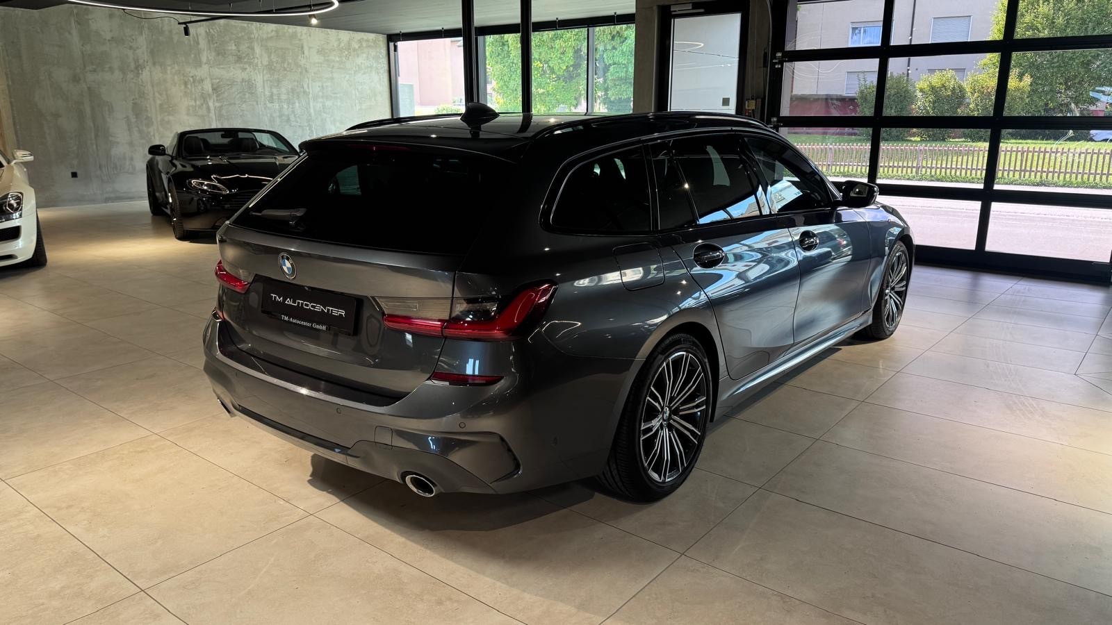 BMW 320d xDrive Touring M Sport Steptronic-image-2