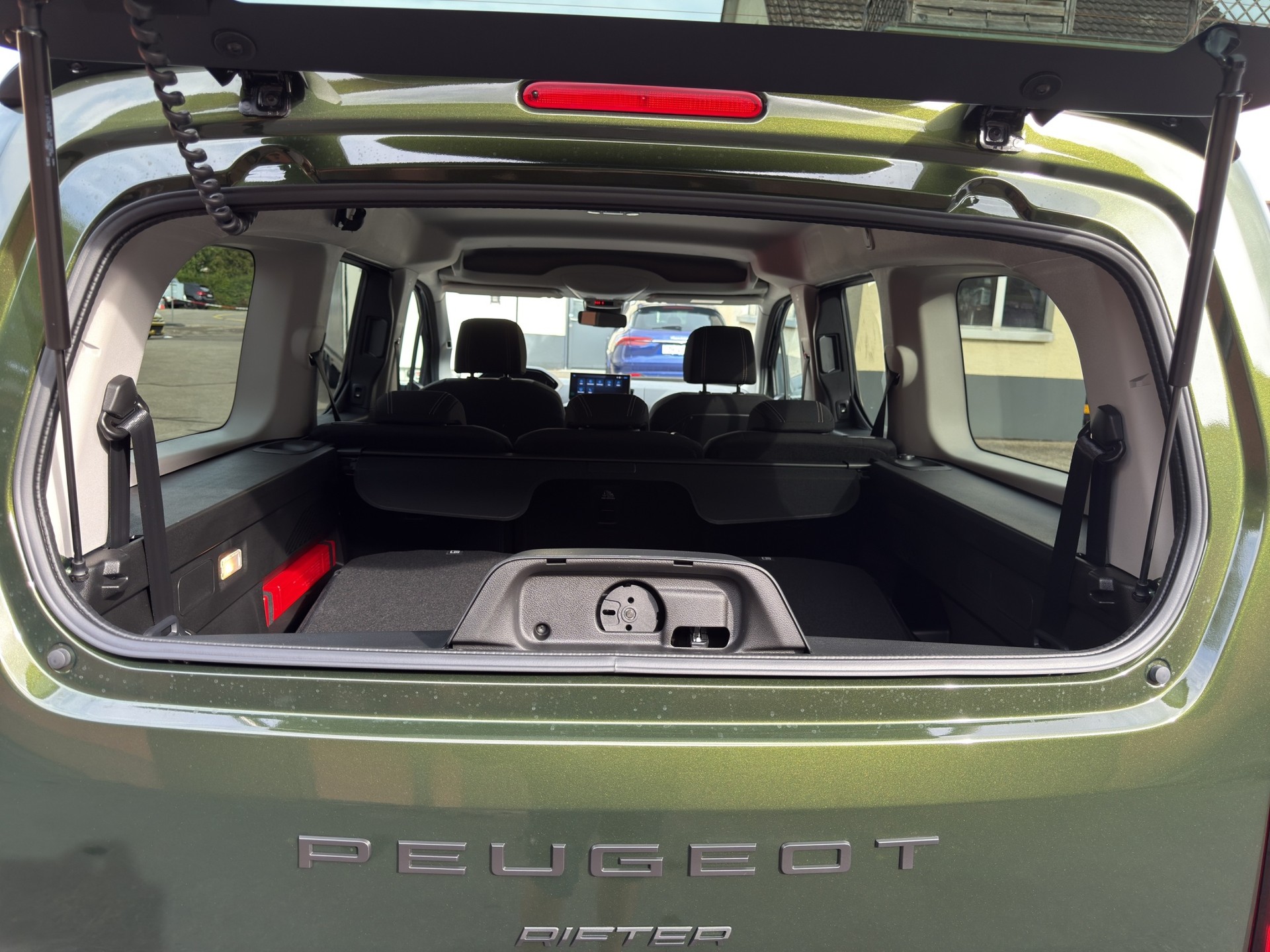 PEUGEOT Rifter Long 1.5 BlueHDi 130 Family Edition-image-16