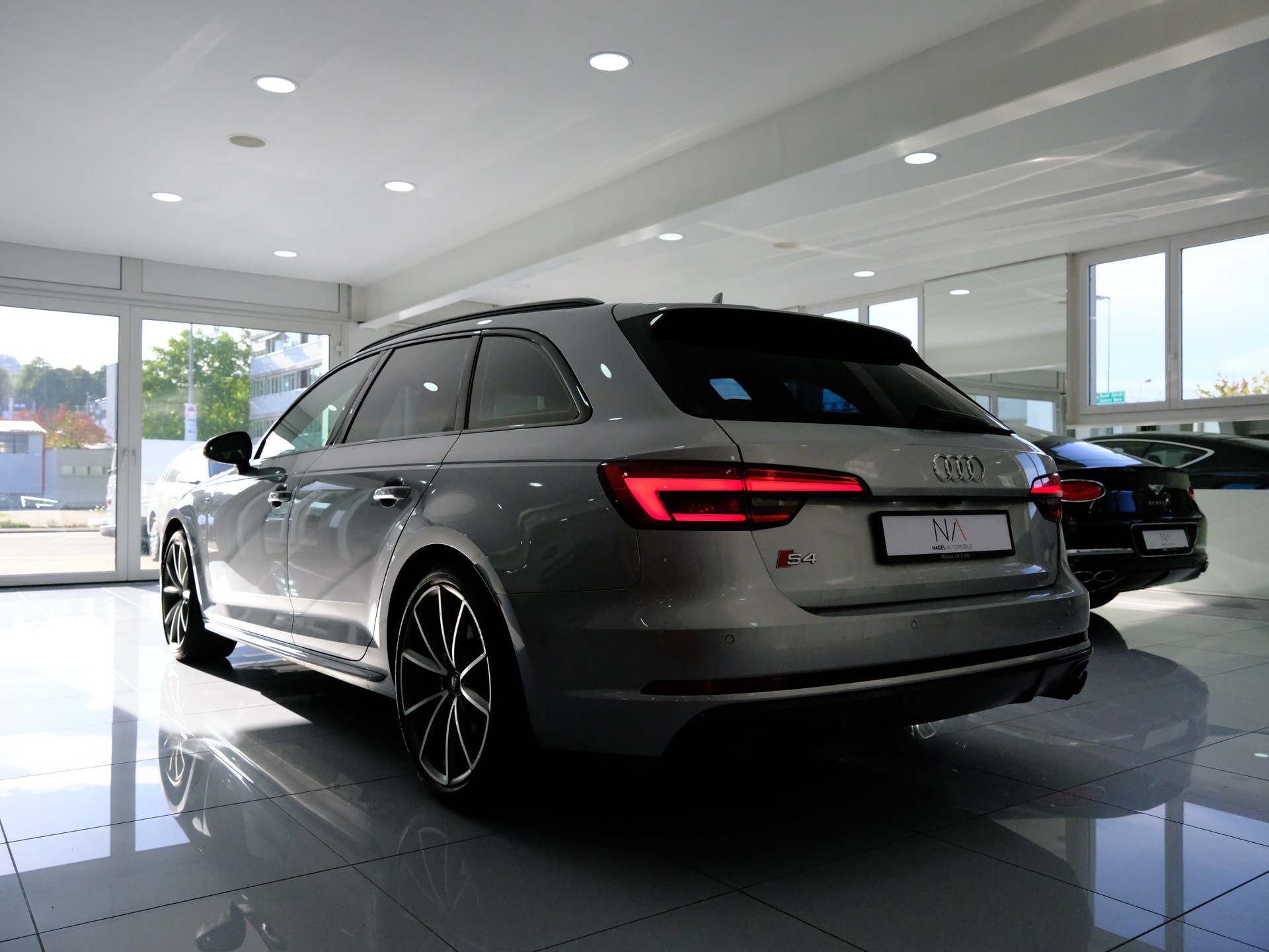 AUDI S4 Avant 3.0 TFSI quattro tiptronic *SITZHEIZUNG* *RÜCKFAHRKAMERA*-image-4