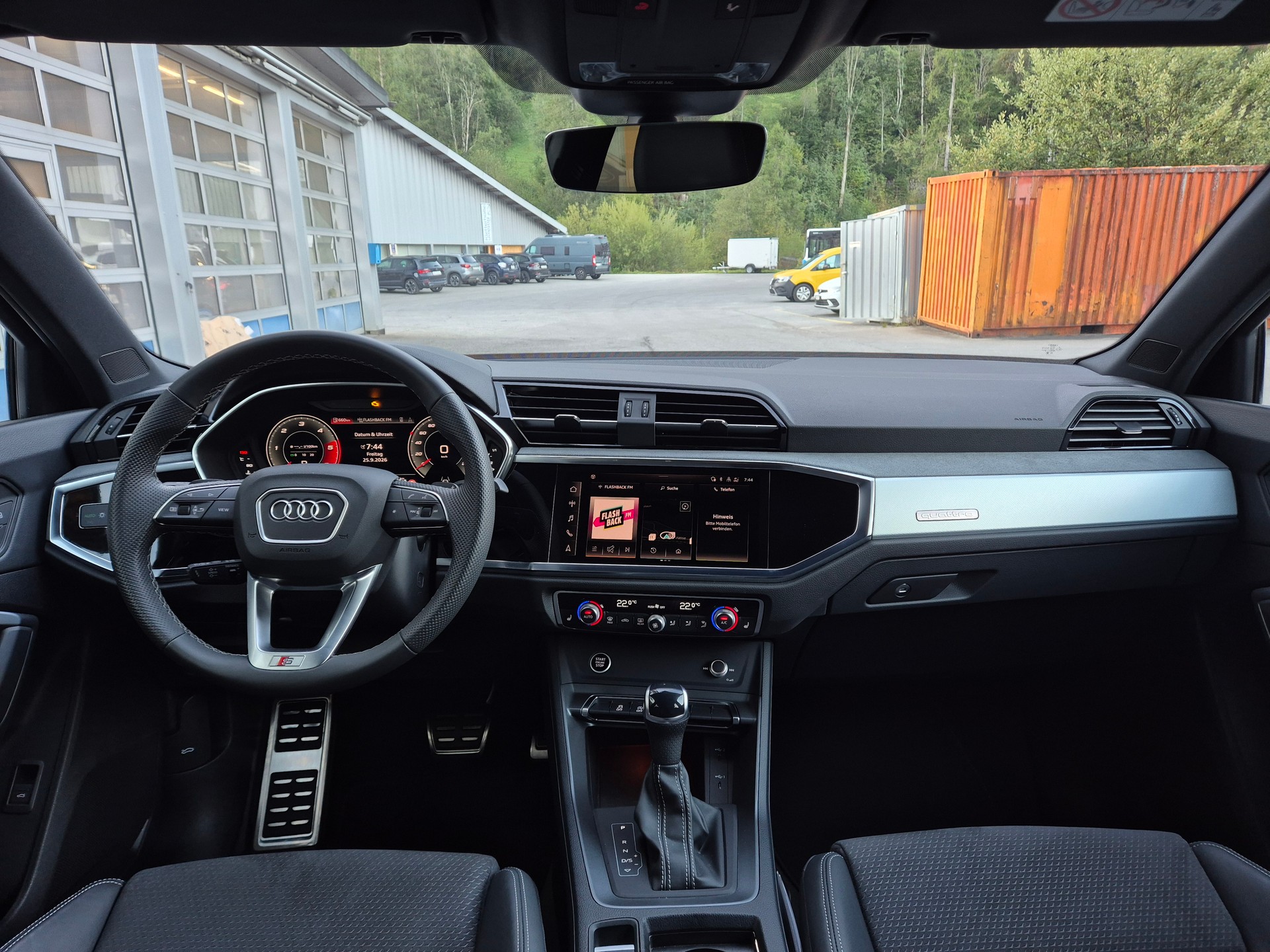 AUDI Q3 40 TDI S line quattro S-tronic-image-9