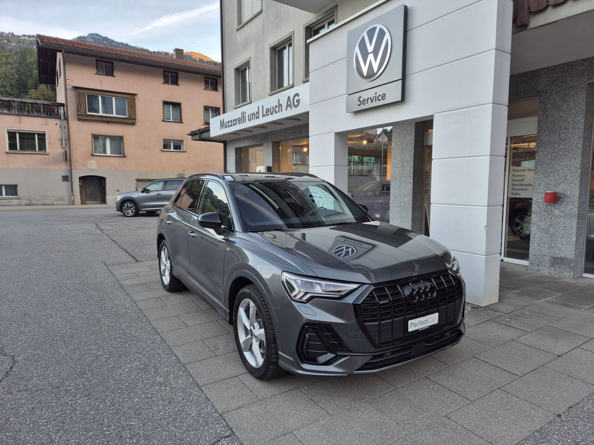 AUDI Q3 40 TDI S line quattro S-tronic-image-1
