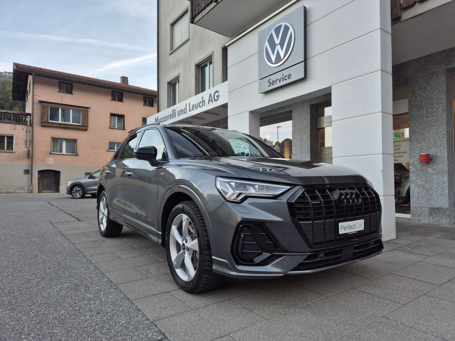 AUDI Q3 40 TDI S line quattro S-tronic-image-0