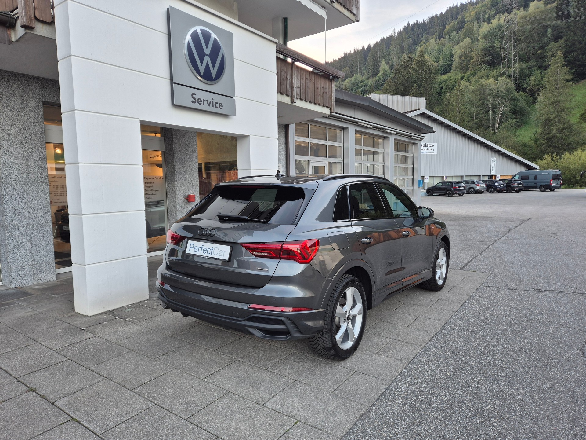 AUDI Q3 40 TDI S line quattro S-tronic-image-4