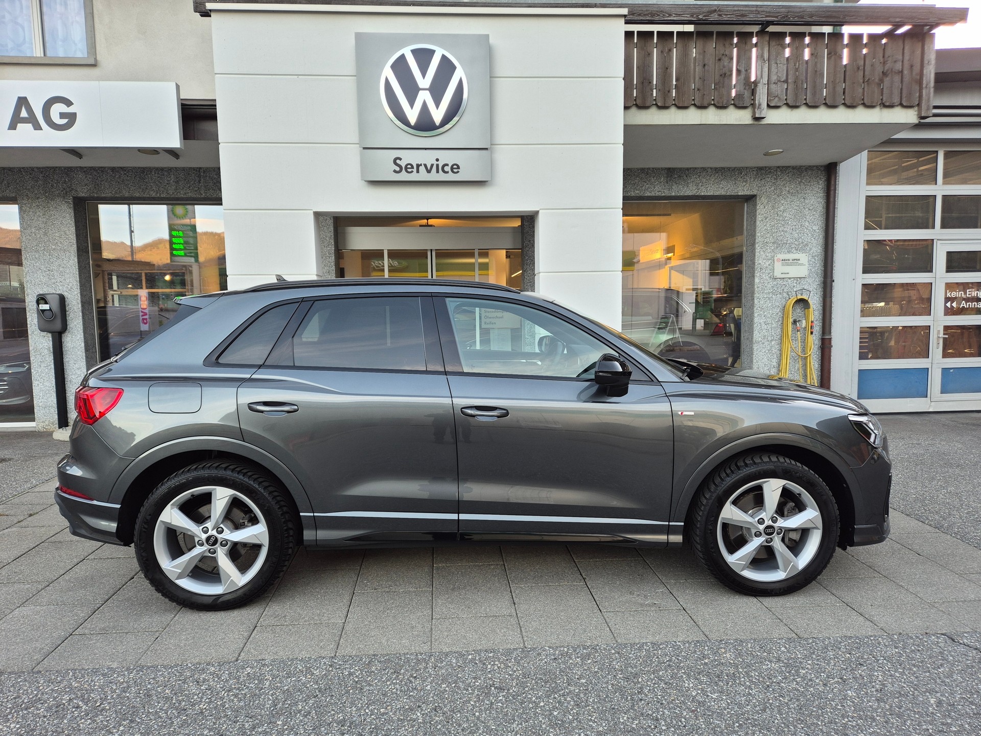 AUDI Q3 40 TDI S line quattro S-tronic-image-3